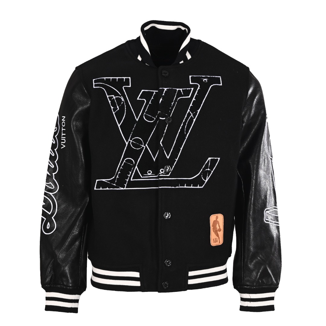 正品级 LOUIS VUITTON/路易威登LV & NBA 联名款棒球服夹克外套 刺绣和皮革贴饰展露路易标识,衣身前后幅与袖臂两侧均饰以两个品牌的标识与经典元素刺绣点缀,超重工的高端立体刺绣工艺男女同款