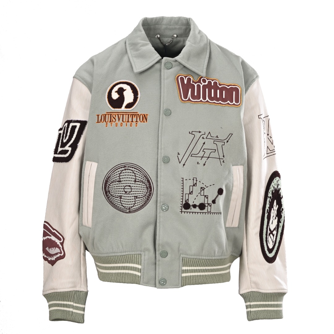 正品级 LOUIS VUITTON/路易威登LV 恶魔之眼重工刺绣棒球服外套 恶魔之眼白敬亭走秀款 面料成分有%65的羊毛,%15天然丝%10的氨纶%10绒⚠混合定织而成,总的克重有1000多克!还有最为关键的是它的色牢度,外穿之前要用盐水浸泡10分钟,在用清水涮洗,晾干,绝对不会褪色! 袖子用的澳洲进口小牛皮,加工定型,上色,水洗,纹路保留了原有的颗粒结构!厚实饱满圆润!刺绣使用进口毛巾绣机器,先把每个图案绣在毛詹上,在用红外线激光雕刻出来,再有缝纫机进行固定,这件衣服有12处贴标,一处平绣,后身的大LV恶魔之眼图案是直接绣在上面的,针数吗?站在外行的角度也懂得!这款衣服有4种不同工艺的绣花⚠ 罗纹采用全棉纱线定染定织而成,粗纱横机编织而成,不起球,棉质亲肤,立体感十足!五金配件原厂正品,就单单说面扣和低扣都有LV全称LOGO,市场上的低端产品绝对不可能有的,你们细品! 颜色纯正,配件齐全