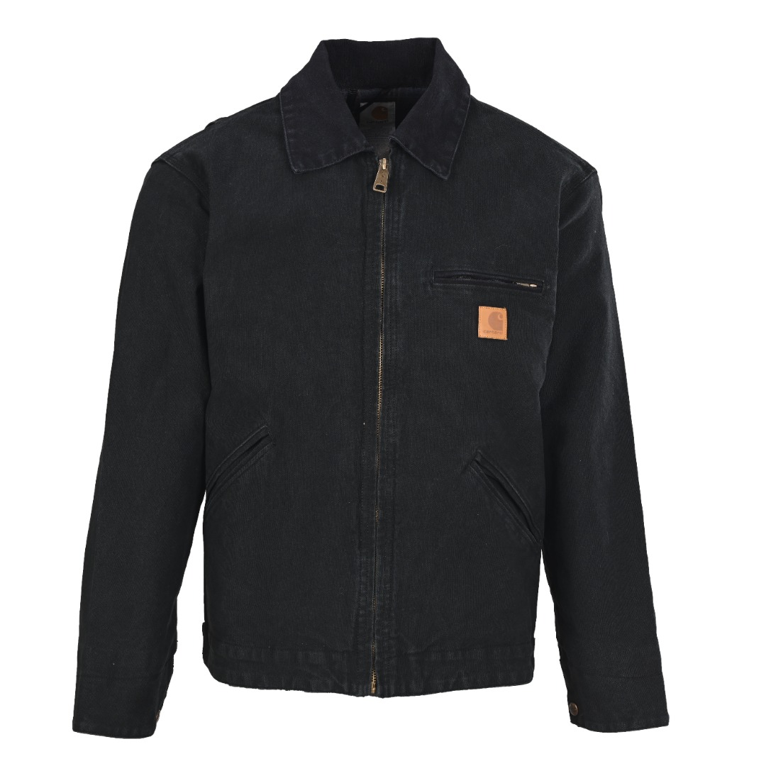 正品级💰460
CARHARTT/卡哈特  J97底特律夹克外套
采用水洗做旧效果卡哈特以旧为美夹克版型特点肩部款、衣身短 收腰袖子宽且略长 从背面看呈现倒三角形 这些都是美式夹克常见的特点 在底特律夹克中被完美呈现及无限放大 面料方面J97并非使用120Z原生帆布 而是使用了砂石水洗帆布 在保证耐磨强度的同时也增加了柔软度与舒适度 衣领也没有与J001一样采用灯芯绒 而是使用与主体一致的砂石水洗帆布 但舒适度不比灯芯绒材质差胸口处LOGO采用的是深棕色的PU皮质正方形“皮标”并非使用J011一样的白底“黄月亮”LOGO的布标 男女同款 定制辅料三标
Size：S M L XL