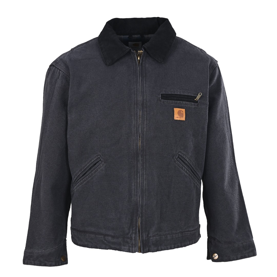 正品级💰460
CARHARTT/卡哈特  J97底特律夹克外套
采用水洗做旧效果卡哈特以旧为美夹克版型特点肩部款、衣身短 收腰袖子宽且略长 从背面看呈现倒三角形 这些都是美式夹克常见的特点 在底特律夹克中被完美呈现及无限放大 面料方面J97并非使用120Z原生帆布 而是使用了砂石水洗帆布 在保证耐磨强度的同时也增加了柔软度与舒适度 衣领也没有与J001一样采用灯芯绒 而是使用与主体一致的砂石水洗帆布 但舒适度不比灯芯绒材质差胸口处LOGO采用的是深棕色的PU皮质正方形“皮标”并非使用J011一样的白底“黄月亮”LOGO的布标 男女同款 定制辅料三标
Size：S M L XL