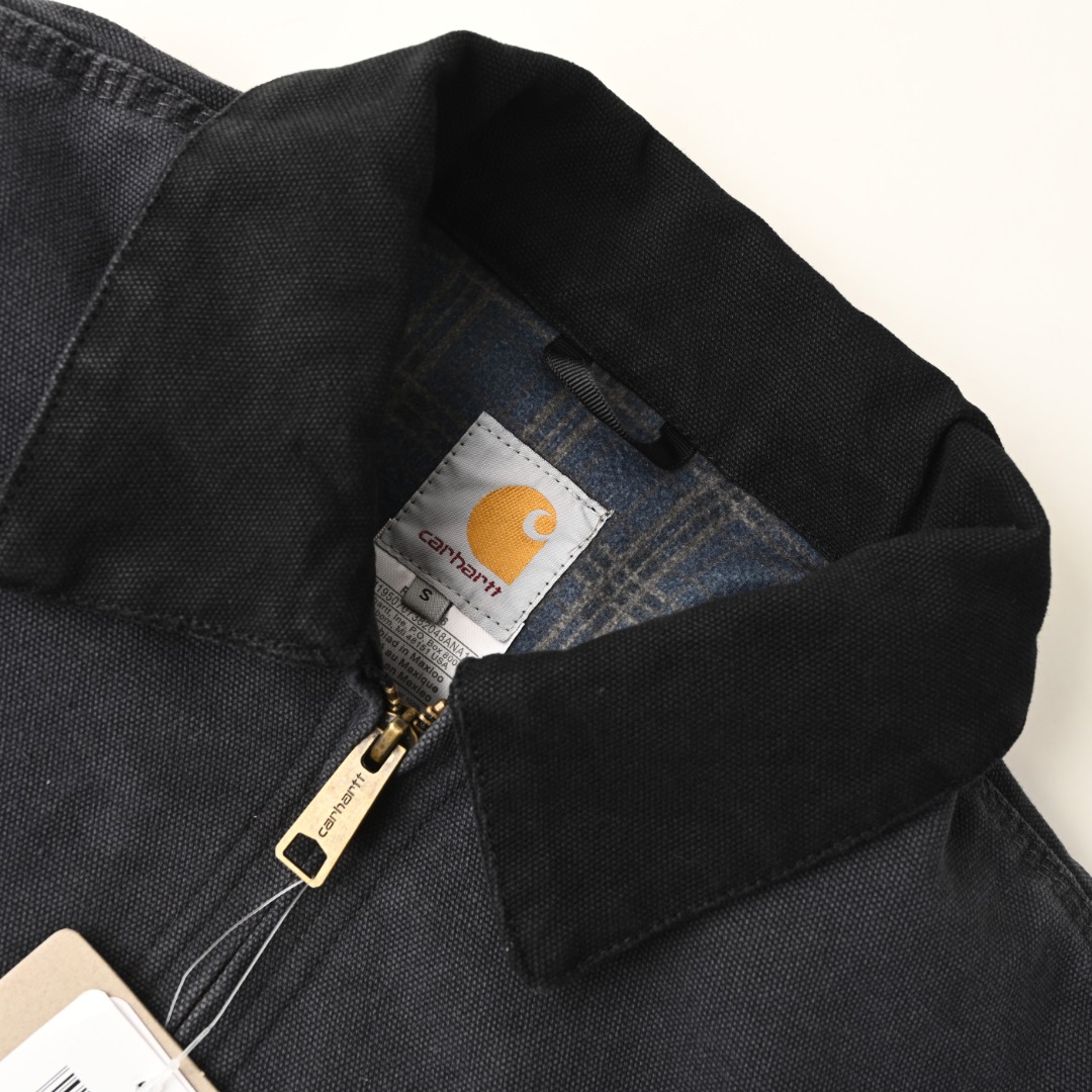 正品级💰460
CARHARTT/卡哈特 J97底特律夹克外套
采用水洗做旧效果卡哈特以旧为美夹克版型特点肩部款、衣身短 收腰袖子宽且略长 从背面看呈现倒三角形 这些都是美式夹克常见的特点 在底特律夹克中被完美呈现及无限放大 面料方面J97并非使用120Z原生帆布 而是使用了砂石水洗帆布 在保证耐磨强度的同时也增加了柔软度与舒适度 衣领也没有与J001一样采用灯芯绒 而是使用与主体一致的砂石水洗帆布 但舒适度不比灯芯绒材质差胸口处LOGO采用的是深棕色的PU皮质正方形“皮标”并非使用J011一样的白底“黄月亮”LOGO的布标 男女同款 定制辅料三标
Size:S M L XL