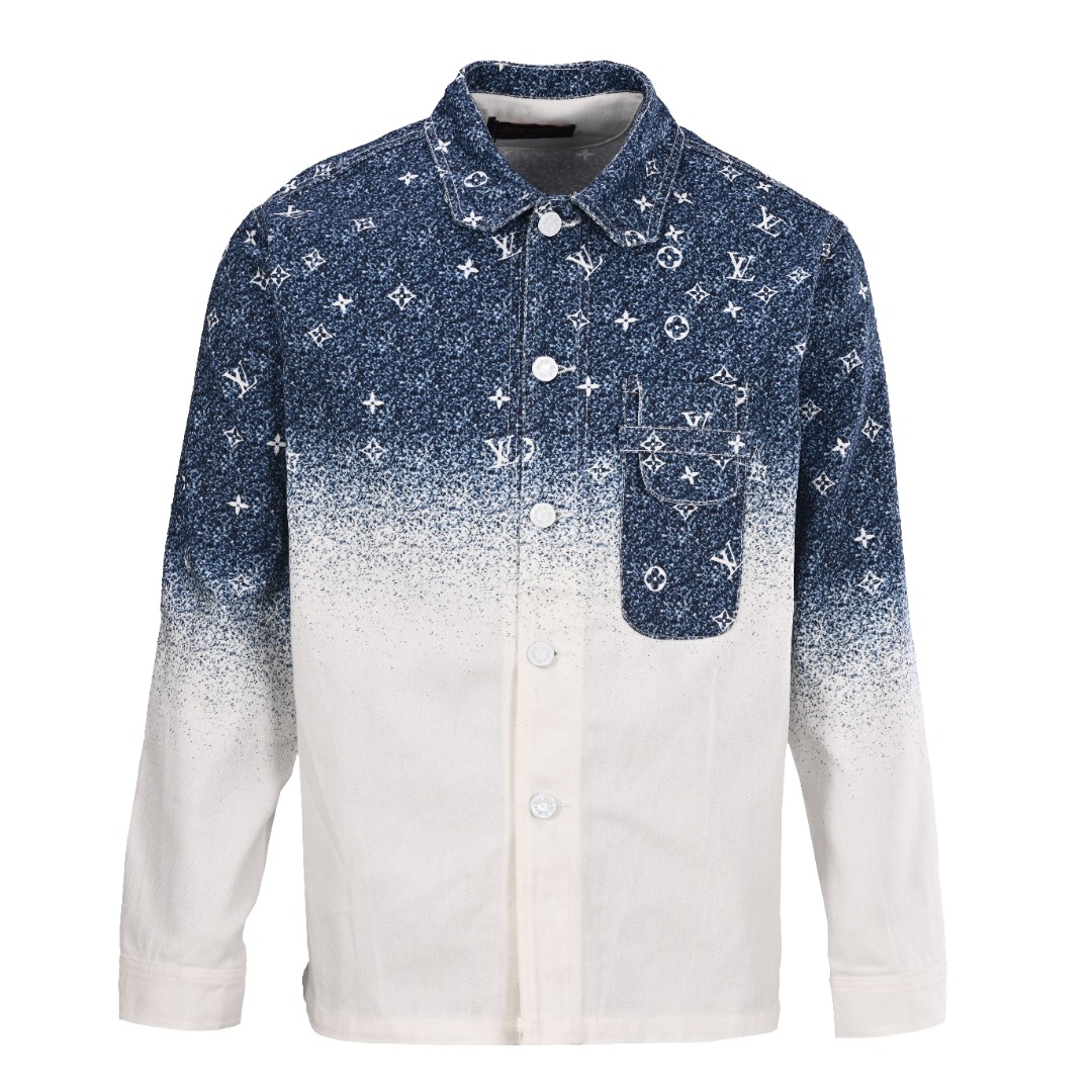 正品级 LOUIS VUITTON/路易威登LV 星空渐变牛仔衬衫外套 原版购入,面料经过定制正品同样硬度牛仔面料再拿去印花,五金定制正品开模,胸前口袋对比正品打版,袖口一比一对比打版所有细节把控妥妥的,一套工序下来,费时又费力! 白色渐变牛仔面料上身硬挺有型耐穿好搭配,版型比较修身! 穿着很显瘦哦logo点缀的一点也不俗气! 面料适合春秋穿非常有设计感 灰白渐变非常百搭上身硬挺有型男生女生穿都太帅了非常适合情侣穿的一款外套 颜色:蓝白色 黑白色