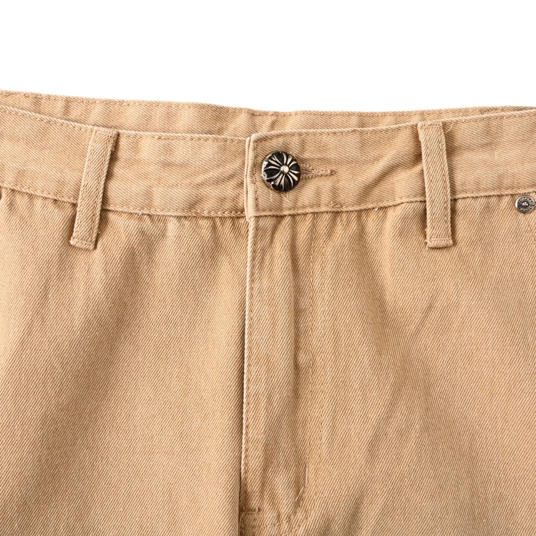 正品级💰390
CHROME HEARTS/克罗心CH 迈阿密限定款星星工装伐木牛仔裤
城市限定牛仔裤 五金定制 原版开发
vintage levis 美产501黑灰底版remake 
李维斯美产501底版 进口羊皮 925银饰remake 
【顶级重工时髦风尚设计】一贯的高街奢华风格打造，说起这个风格藏银家族跟GU家族绝对是其中的翘楚代表性品牌尤其是藏银家族对于高街风格的打造真的是已经到达了一种化境的效果采用独特的水洗材质打造此款的色系已然是相当的亮眼了配置了贴布十字花的点缀之后更是巧妙的彰显品牌魅力所在其次此款采用经典的高腰版型裁剪设计，凸显大长腿以及时髦气质所在上身的看点满满，品牌的辨识度极强并且修身的版型配置更为适合日常的穿搭所需将个性，将时髦，将规格诠释的一览无余的产物这种单品足以让任何一个粉丝为之心动可以是小白T走青春学院风，或者是紧身的吊带，走御姐风尚，搭配能力超强，男士也可以轻松驾驭。 
【材质与工艺】这点自然不用多说了，藏银作为出色的工匠品牌，其对于细节还有工艺的要求真的是相当完美光是此款的水洗色，就经过了超级之多的工序更不用说这种牛仔贴花的点缀了，更是纯手工打造缝制，就像他们所信奉的一样，只有经过手工制造的东西，才是具备灵魂的，才具备那种穿搭的意义 一款顶级重工的时髦牛仔单品，期待你们的完美演绎！！
Size：30-36