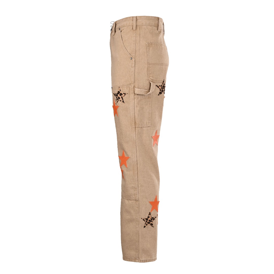 正品级💰390
CHROME HEARTS/克罗心CH 迈阿密限定款星星工装伐木牛仔裤
城市限定牛仔裤 五金定制 原版开发
vintage levis 美产501黑灰底版remake 
李维斯美产501底版 进口羊皮 925银饰remake 
【顶级重工时髦风尚设计】一贯的高街奢华风格打造，说起这个风格藏银家族跟GU家族绝对是其中的翘楚代表性品牌尤其是藏银家族对于高街风格的打造真的是已经到达了一种化境的效果采用独特的水洗材质打造此款的色系已然是相当的亮眼了配置了贴布十字花的点缀之后更是巧妙的彰显品牌魅力所在其次此款采用经典的高腰版型裁剪设计，凸显大长腿以及时髦气质所在上身的看点满满，品牌的辨识度极强并且修身的版型配置更为适合日常的穿搭所需将个性，将时髦，将规格诠释的一览无余的产物这种单品足以让任何一个粉丝为之心动可以是小白T走青春学院风，或者是紧身的吊带，走御姐风尚，搭配能力超强，男士也可以轻松驾驭。 
【材质与工艺】这点自然不用多说了，藏银作为出色的工匠品牌，其对于细节还有工艺的要求真的是相当完美光是此款的水洗色，就经过了超级之多的工序更不用说这种牛仔贴花的点缀了，更是纯手工打造缝制，就像他们所信奉的一样，只有经过手工制造的东西，才是具备灵魂的，才具备那种穿搭的意义 一款顶级重工的时髦牛仔单品，期待你们的完美演绎！！
Size：30-36