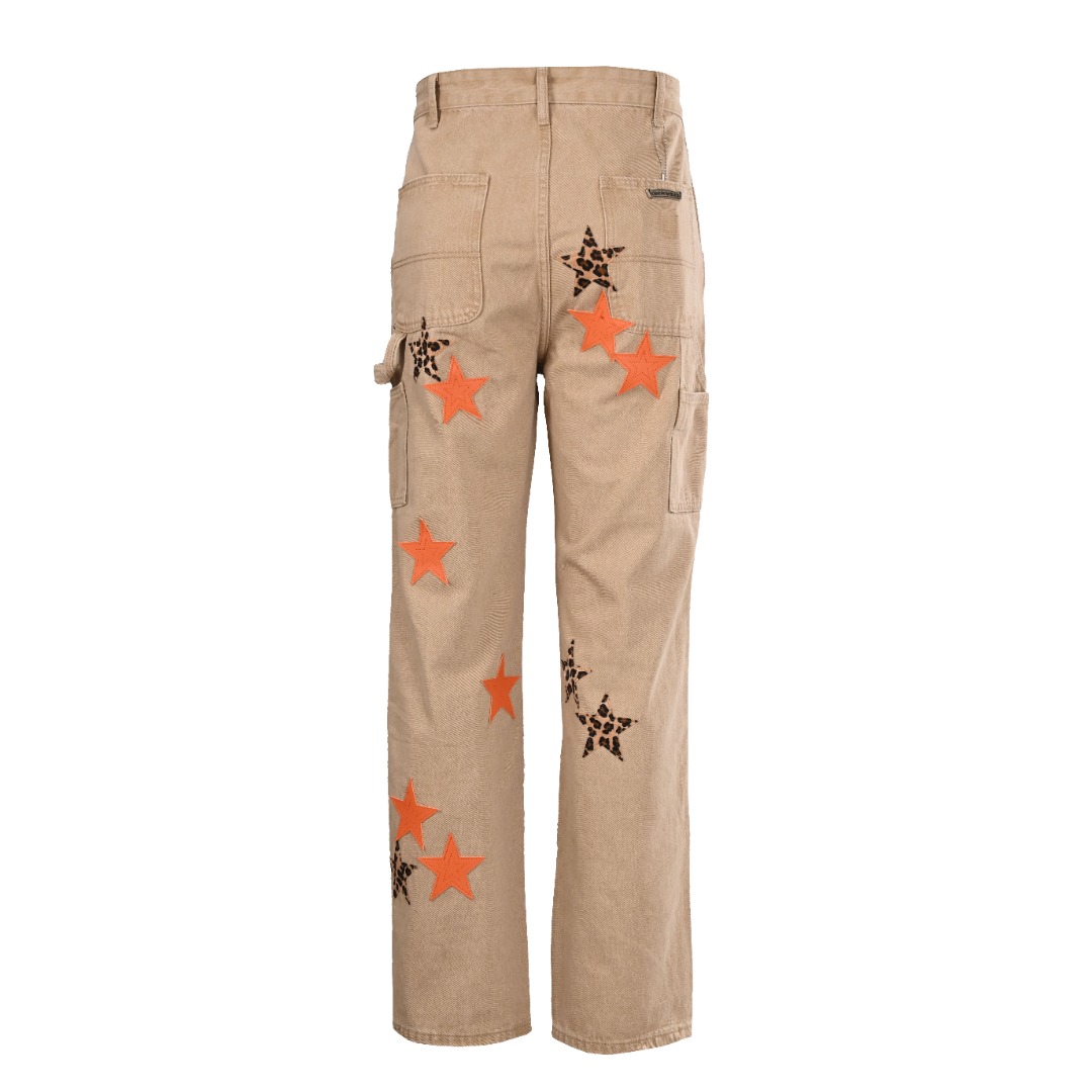 正品级💰390
CHROME HEARTS/克罗心CH 迈阿密限定款星星工装伐木牛仔裤
城市限定牛仔裤 五金定制 原版开发
vintage levis 美产501黑灰底版remake 
李维斯美产501底版 进口羊皮 925银饰remake 
【顶级重工时髦风尚设计】一贯的高街奢华风格打造，说起这个风格藏银家族跟GU家族绝对是其中的翘楚代表性品牌尤其是藏银家族对于高街风格的打造真的是已经到达了一种化境的效果采用独特的水洗材质打造此款的色系已然是相当的亮眼了配置了贴布十字花的点缀之后更是巧妙的彰显品牌魅力所在其次此款采用经典的高腰版型裁剪设计，凸显大长腿以及时髦气质所在上身的看点满满，品牌的辨识度极强并且修身的版型配置更为适合日常的穿搭所需将个性，将时髦，将规格诠释的一览无余的产物这种单品足以让任何一个粉丝为之心动可以是小白T走青春学院风，或者是紧身的吊带，走御姐风尚，搭配能力超强，男士也可以轻松驾驭。 
【材质与工艺】这点自然不用多说了，藏银作为出色的工匠品牌，其对于细节还有工艺的要求真的是相当完美光是此款的水洗色，就经过了超级之多的工序更不用说这种牛仔贴花的点缀了，更是纯手工打造缝制，就像他们所信奉的一样，只有经过手工制造的东西，才是具备灵魂的，才具备那种穿搭的意义 一款顶级重工的时髦牛仔单品，期待你们的完美演绎！！
Size：30-36