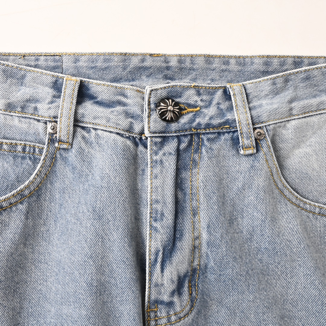 正品级💰370 CHROME HEARTS/克罗心CH 十字架拼皮直筒牛仔裤 不同水洗质感的款式，对腿细腿粗人士十分友好，直筒宽松的版型十分修饰腿型 永不过时的适中长度，搭配起来轻松随意，各种风格的造型基础，衣橱中的必备款！ 面料硬挺的同时又做到了上身柔软而不失质感的效果， 洗水工艺更是做到了极致，人手必备款！！！ Size：28-34