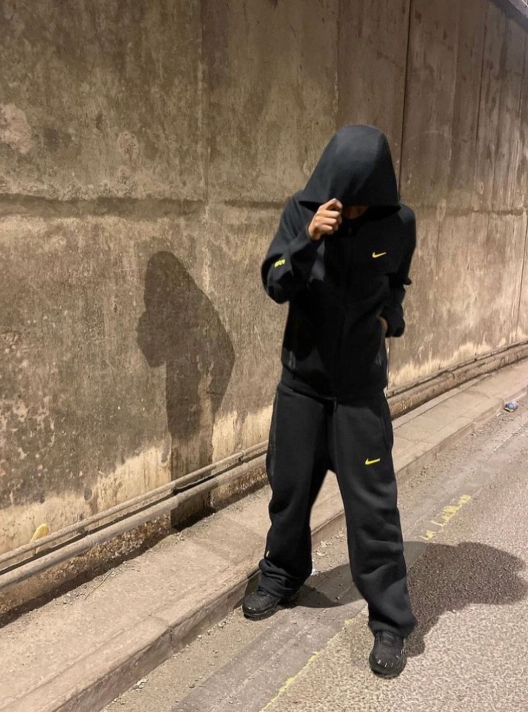 Nike x Drake 联名款 NOCTA 系列 Nike x Nocta 联名款 Tech Fleece 印花运动长裤 上身参考