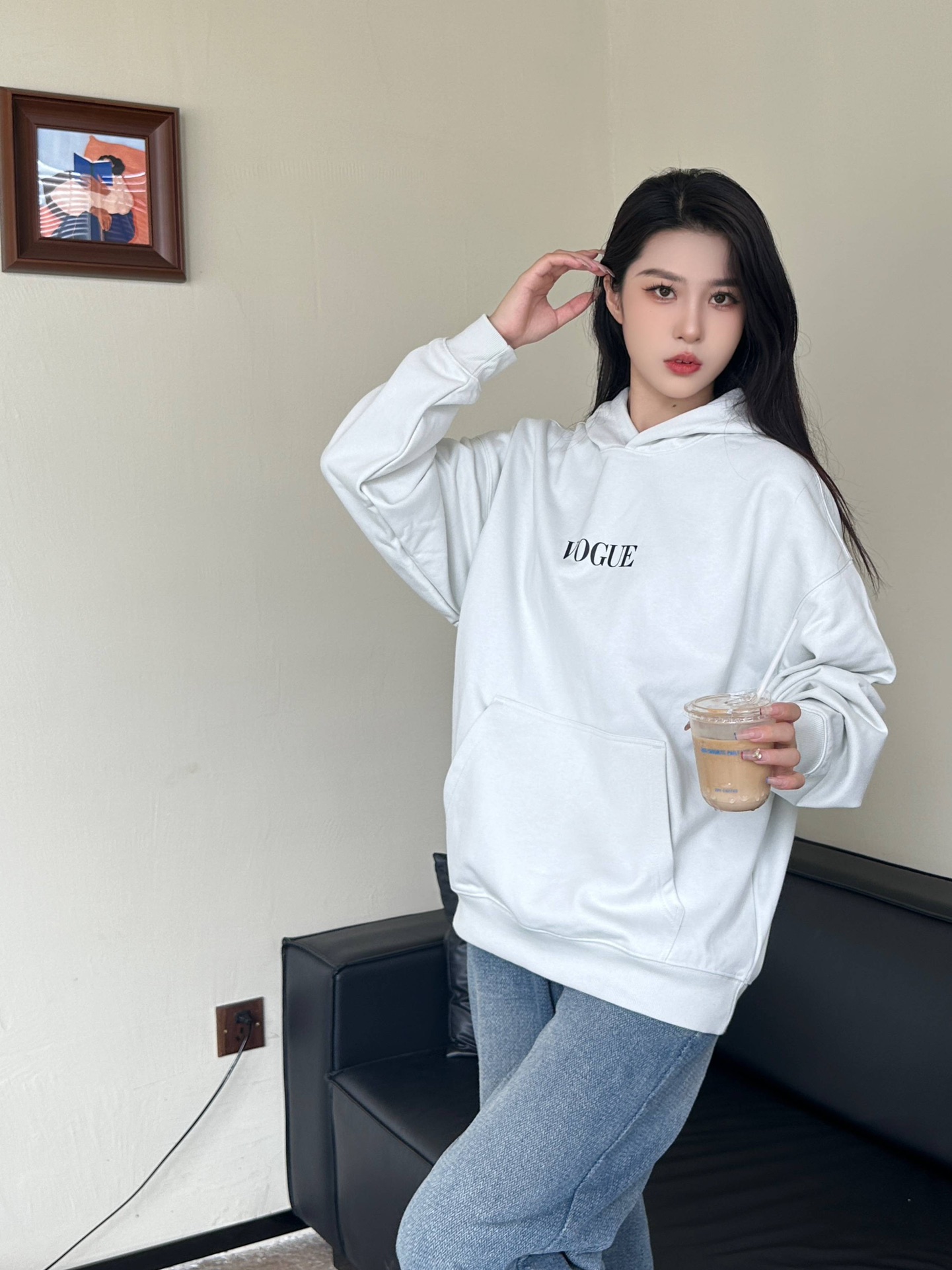 BALENCIAGA巴黎世家BLCG x Vogue 联名款后背灯塔数码印花连帽卫衣  上身参考