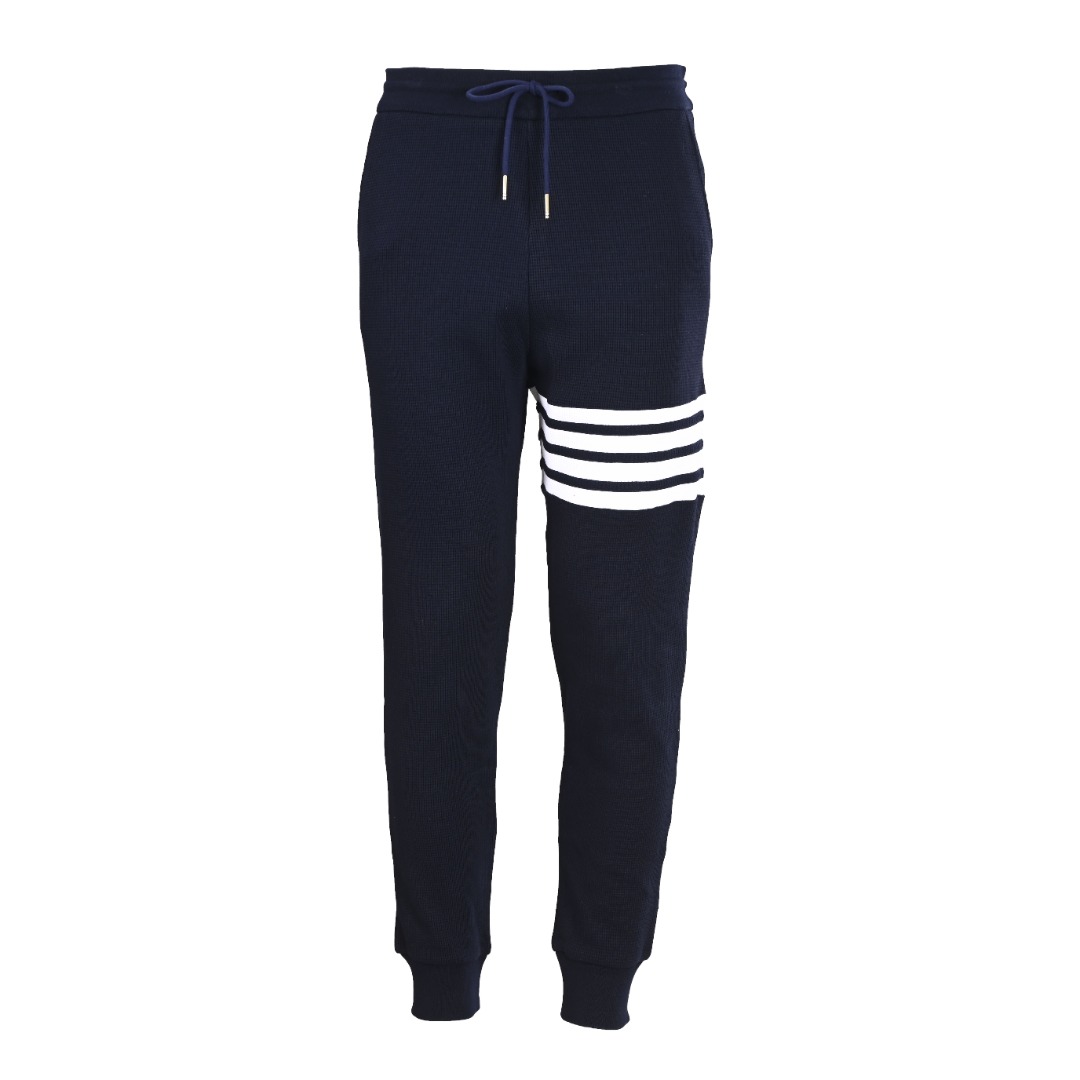 正品级💰350 THOM BROWNE/汤姆布朗TB 经典款华夫格卫裤 420克定织定染成衣华夫格面料打造而成，采用罗纹圆机十字罗纹织法，32支3股纱并入针孔，超重工的紧密针织工艺，使面料表面呈现出细腻的肌理感，手感柔和厚实挺滑，有一定的自重感，同时也拥有着良好的透气性，贴身穿着极为舒适亲肤，材料为精梳，棉纱采用TB御用面料供应商，华孚色纺的色纱，保证面料的稳定和舒适的情况下，颜色在阳光照射下不会有黄变现象！重磅单品，代购版本。 Size: 1-4