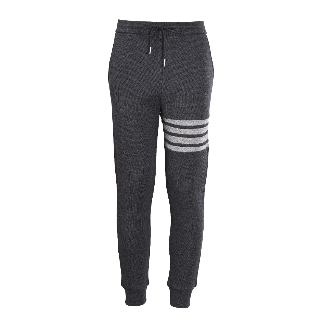 正品级💰350 THOM BROWNE/汤姆布朗TB 经典款华夫格卫裤 420克定织定染成衣华夫格面料打造而成，采用罗纹圆机十字罗纹织法，32支3股纱并入针孔，超重工的紧密针织工艺，使面料表面呈现出细腻的肌理感，手感柔和厚实挺滑，有一定的自重感，同时也拥有着良好的透气性，贴身穿着极为舒适亲肤，材料为精梳，棉纱采用TB御用面料供应商，华孚色纺的色纱，保证面料的稳定和舒适的情况下，颜色在阳光照射下不会有黄变现象！重磅单品，代购版本。 Size: 1-4