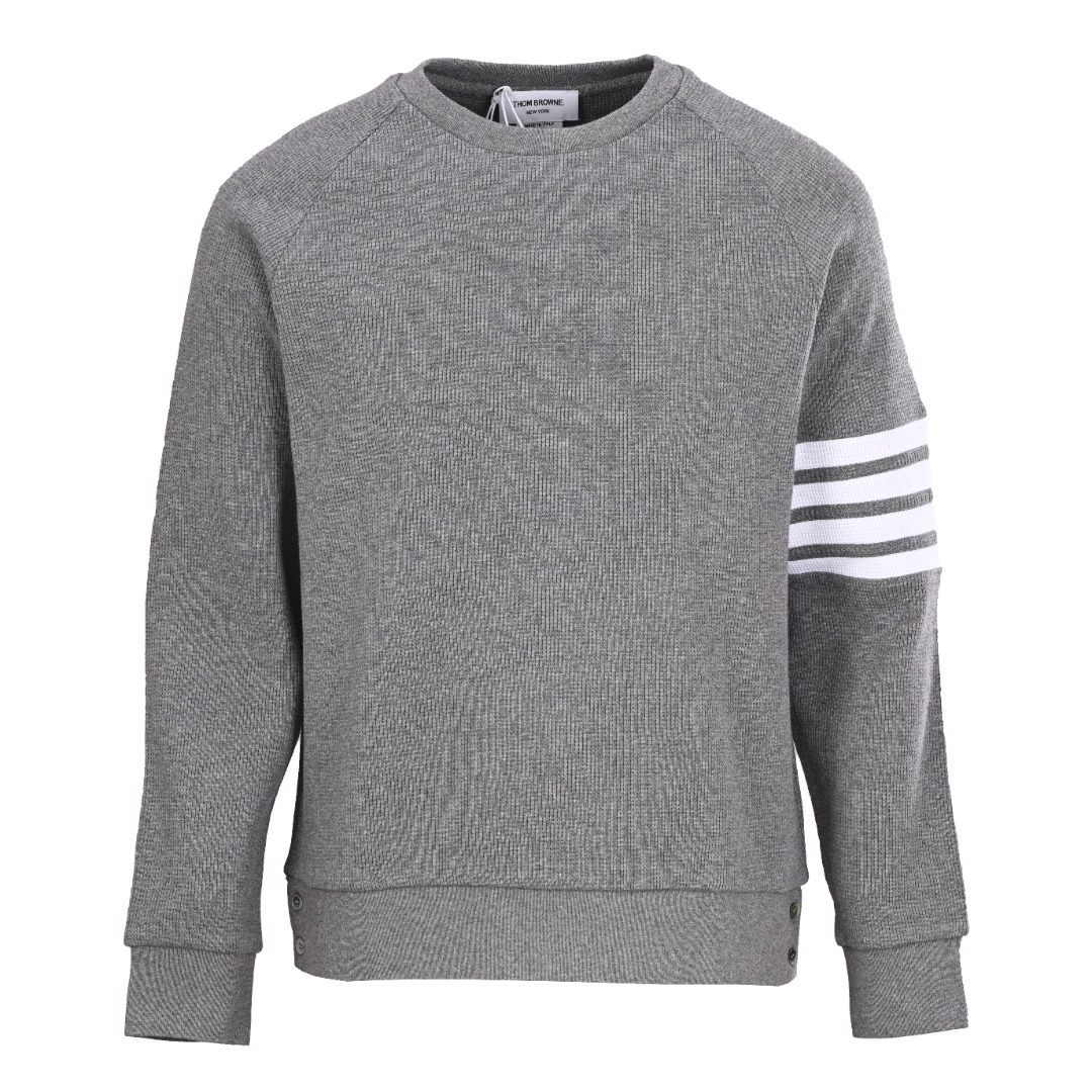 正品级💰350 THOM BROWNE/汤姆布朗TB 经典款华夫格圆领卫衣 420克定织定染成衣华夫格面料打造而成，采用罗纹圆机十字罗纹织法，32支3股纱并入针孔，超重工的紧密针织工艺，使面料表面呈现出细腻的肌理感，手感柔和厚实挺滑，有一定的自重感，同时也拥有着良好的透气性，贴身穿着极为舒适亲肤，材料为精梳，棉纱采用TB御用面料供应商，华孚色纺的色纱，保证面料的稳定和舒适的情况下，颜色在阳光照射下不会有黄变现象！重磅单品，代购版本。 Size: 1-4