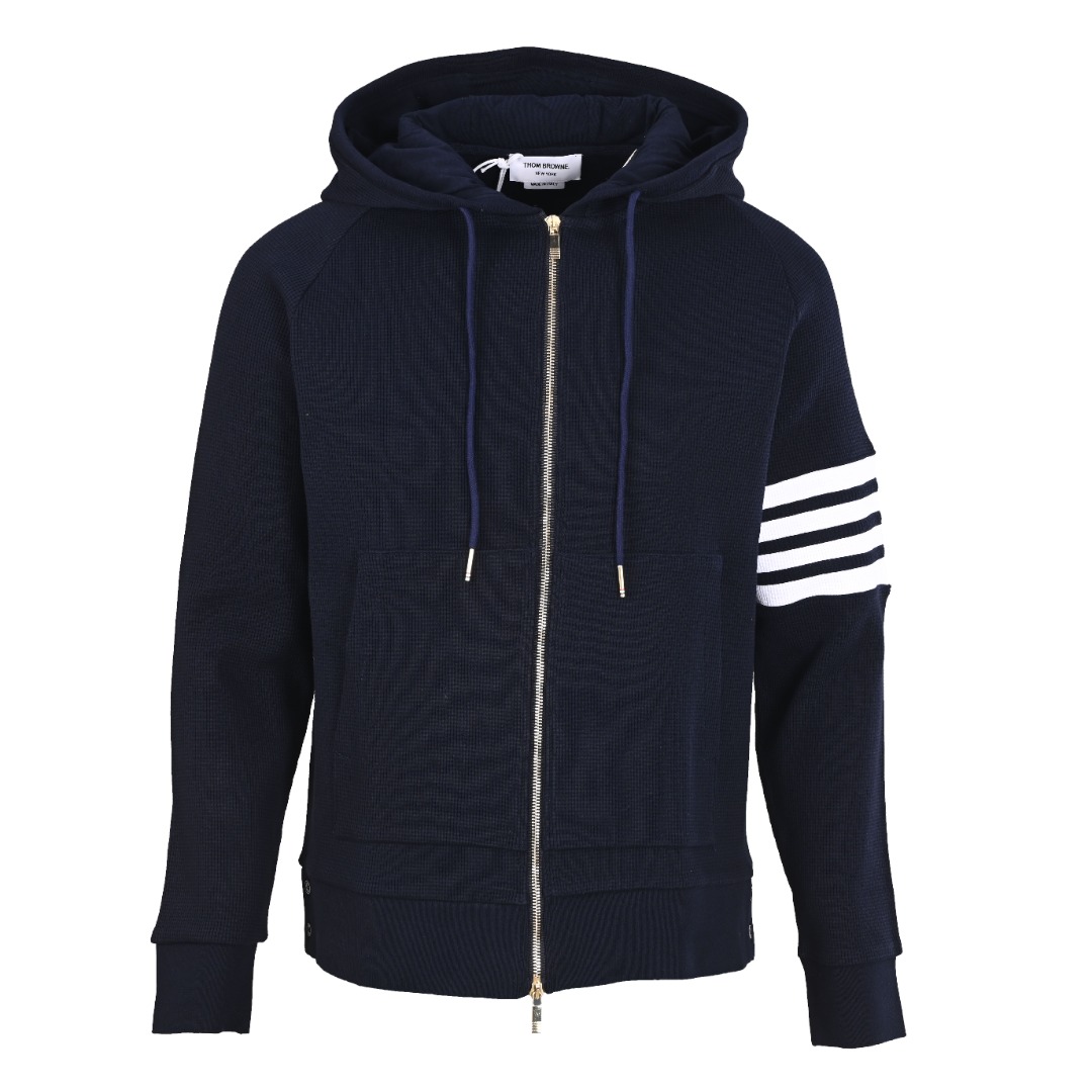 正品级💰390 THOM BROWNE/汤姆布朗TB 经典款华夫格外套 420克定织定染成衣华夫格面料打造而成，采用罗纹圆机十字罗纹织法，32支3股纱并入针孔，超重工的紧密针织工艺，使面料表面呈现出细腻的肌理感，手感柔和厚实挺滑，有一定的自重感，同时也拥有着良好的透气性，贴身穿着极为舒适亲肤，材料为精梳，棉纱采用TB御用面料供应商，华孚色纺的色纱，保证面料的稳定和舒适的情况下，颜色在阳光照射下不会有黄变现象！重磅单品，代购版本。 Size: 1-4