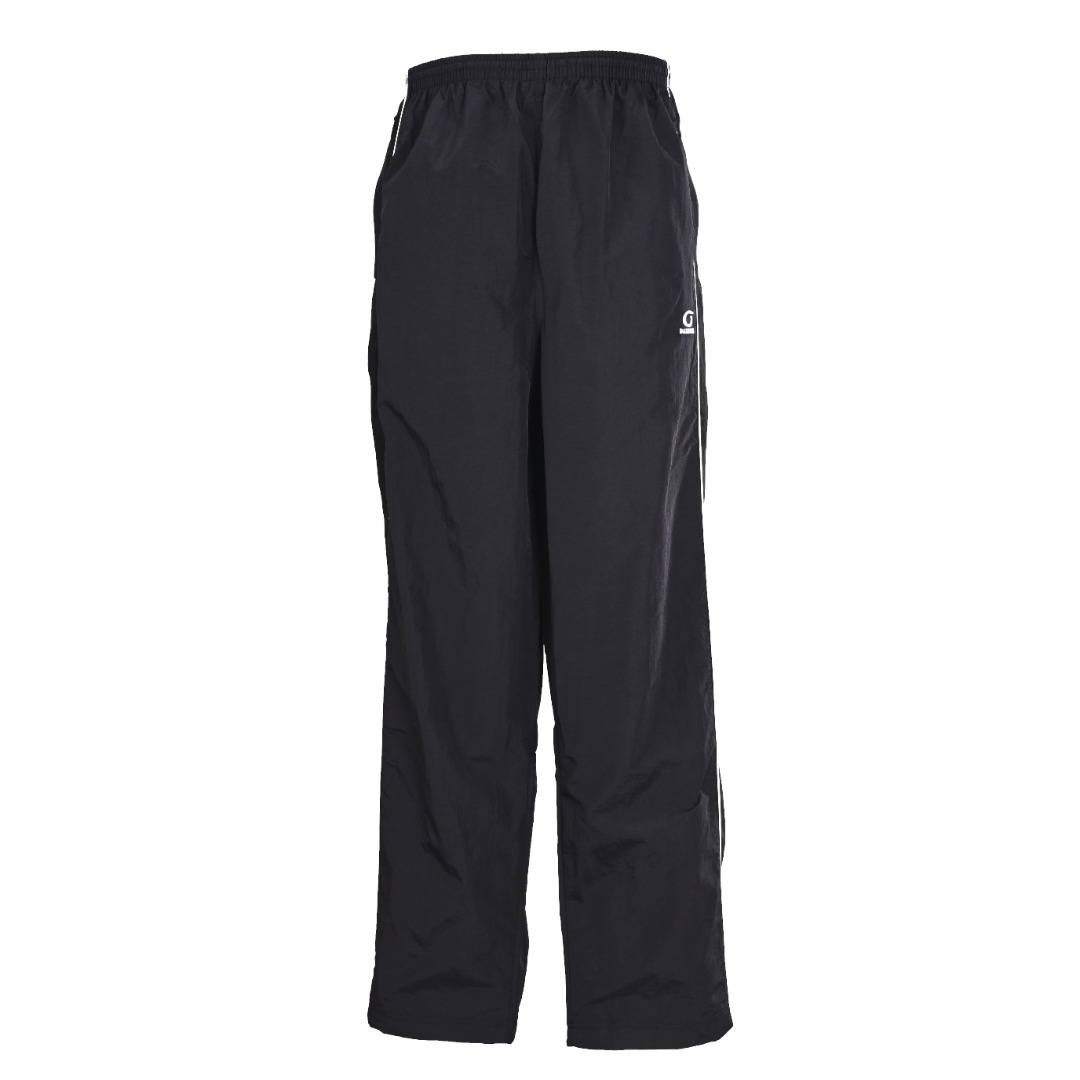 正品级💰 370
BALENCIAGA巴黎世家BLCG 环形刺绣白条运动套装长裤
轻奢主义 男女日常通勤穿搭必备单品  正确版本  欢迎对比
详细特征
· 定制消光塔丝隆冲锋衣面料  
· 面料经过防水涂层工艺
· 内里采用三级聚酯鸟眼网布
· OS超宽松廓型设计
· 侧面拉链口袋   连帽设计
· 内侧拉链暗袋设计
· 下摆橡筋束腰设计
· 开模定制五金拉链  冲锋衣双拉头设计
· 田岛高速绣花机十万针立体
· 拼接嵌条工艺  
· 长裤侧面拉链口袋 
· 开模定制原版logo五金拉链
· 原版主唛水洗吊牌包装
   颜色：黑色
   Size:46-52