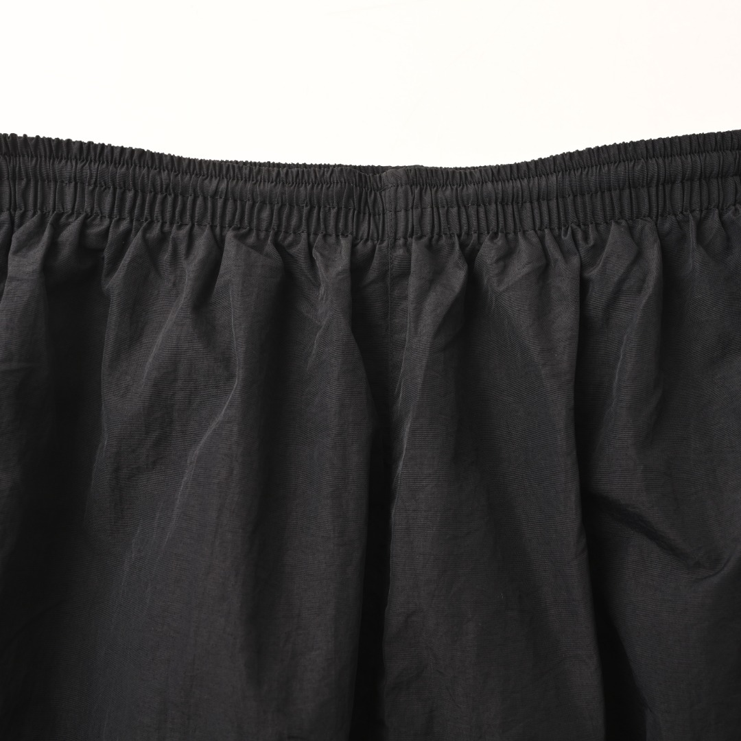 正品级💰 370
BALENCIAGA巴黎世家BLCG 环形刺绣白条运动套装长裤
轻奢主义 男女日常通勤穿搭必备单品 正确版本 欢迎对比
详细特征
· 定制消光塔丝隆冲锋衣面料
· 面料经过防水涂层工艺
· 内里采用三级聚酯鸟眼网布
· OS超宽松廓型设计
· 侧面拉链口袋 连帽设计
· 内侧拉链暗袋设计
· 下摆橡筋束腰设计
· 开模定制五金拉链 冲锋衣双拉头设计
· 田岛高速绣花机十万针立体
· 拼接嵌条工艺
· 长裤侧面拉链口袋
· 开模定制原版logo五金拉链
· 原版主唛水洗吊牌包装
颜色:黑色
Size:46-52