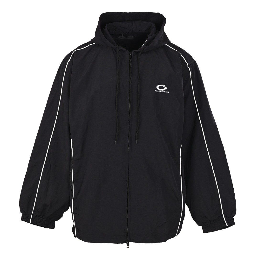 正品级💰 410
BALENCIAGA巴黎世家BLCG 环形刺绣白条运动套装外套
轻奢主义 男女日常通勤穿搭必备单品  正确版本  欢迎对比
详细特征
· 定制消光塔丝隆冲锋衣面料  
· 面料经过防水涂层工艺
· 内里采用三级聚酯鸟眼网布
· OS超宽松廓型设计
· 侧面拉链口袋   连帽设计
· 内侧拉链暗袋设计
· 下摆橡筋束腰设计
· 开模定制五金拉链  冲锋衣双拉头设计
· 田岛高速绣花机十万针立体
· 拼接嵌条工艺  
· 长裤侧面拉链口袋 
· 开模定制原版logo五金拉链
· 原版主唛水洗吊牌包装
   颜色：黑色
   Size: 46-52