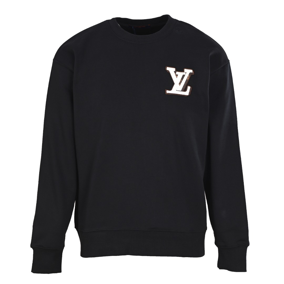 正品级💰350 LOUIS VUITTON/路易威登LV 皮标字母刺绣圆领卫衣 客供440g精梳棉毛圈面料，手感细腻，穿着亲肤透气舒爽，前后的贴羊皮字母logo刺绣点缀整体工艺精准立体且饱满，基础休闲的版型剪裁，无年龄性别限定，将品牌的魅力重新诠释，上身更加的吸引别人眼球 散发着满满的高级感自然清爽才是回归本质，可与衣橱里面的长裤搭配打造出时尚的造型，男女同款，黑白两色。 Size: S-XL