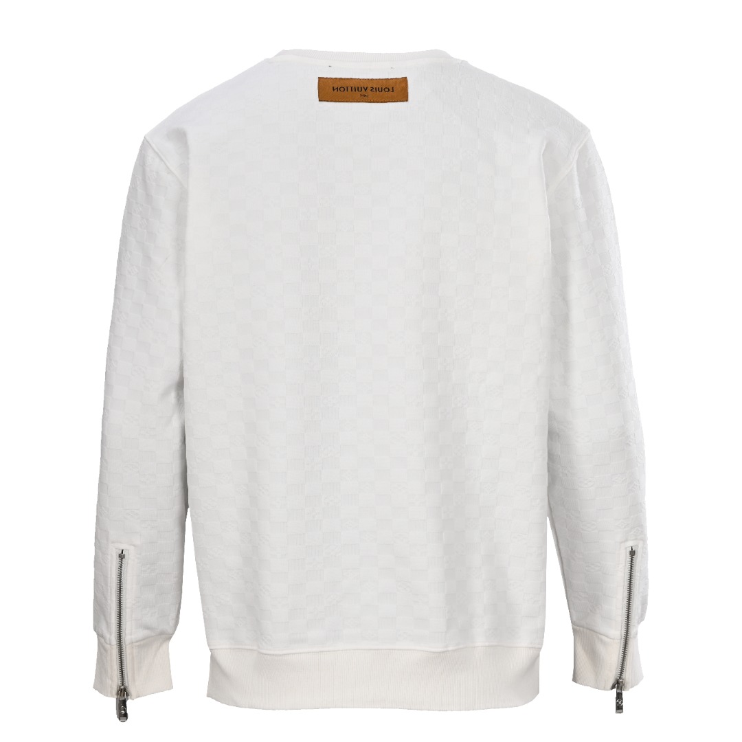 正品级💰370
LOUIS VUITTON/路易威登LV  棋盘格圆领卫衣 
区分市面通货，棋盘格上有四叶草logo。男女同款全新美学灵感趣味设计,渠道性质精品。让整体造型设计更加优雅时尚，今夏最火系列，无数明星潮人追捧。裁剪工艺细节处理工整为玩味时尚增添色彩!工整细致，合身的版型构造更是独具匠心，上身不仅有着出彩的辨识度更是减龄青春。一款穿着意义还有穿搭性能都很极致的款式，绚丽的色系调配，此款的工艺必然也是极致非凡，上身的舒适度绝对足够的强大，也是奢品本质的一种彰显！柔软轻薄，触感更是极端撩人，透气性能十分之强大，尤为适合春夏季节的穿搭所需，妥妥的穿着享受，并且各处的细节以及织带的工艺都是尽善尽美，更显高级感！ 
颜色：黑色 、白色 
Size：S-XL