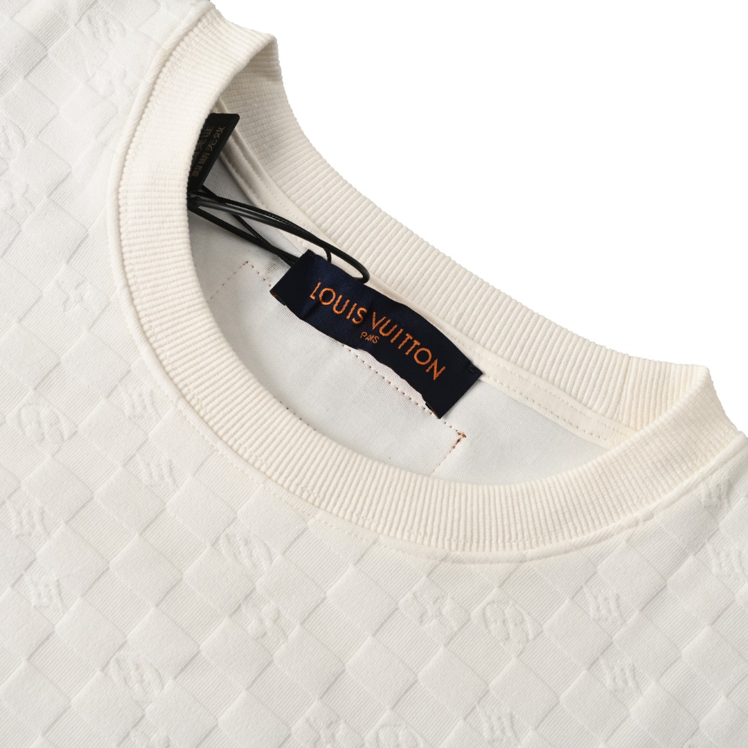 正品级💰370
LOUIS VUITTON/路易威登LV  棋盘格圆领卫衣 
区分市面通货，棋盘格上有四叶草logo。男女同款全新美学灵感趣味设计,渠道性质精品。让整体造型设计更加优雅时尚，今夏最火系列，无数明星潮人追捧。裁剪工艺细节处理工整为玩味时尚增添色彩!工整细致，合身的版型构造更是独具匠心，上身不仅有着出彩的辨识度更是减龄青春。一款穿着意义还有穿搭性能都很极致的款式，绚丽的色系调配，此款的工艺必然也是极致非凡，上身的舒适度绝对足够的强大，也是奢品本质的一种彰显！柔软轻薄，触感更是极端撩人，透气性能十分之强大，尤为适合春夏季节的穿搭所需，妥妥的穿着享受，并且各处的细节以及织带的工艺都是尽善尽美，更显高级感！ 
颜色：黑色 、白色 
Size：S-XL