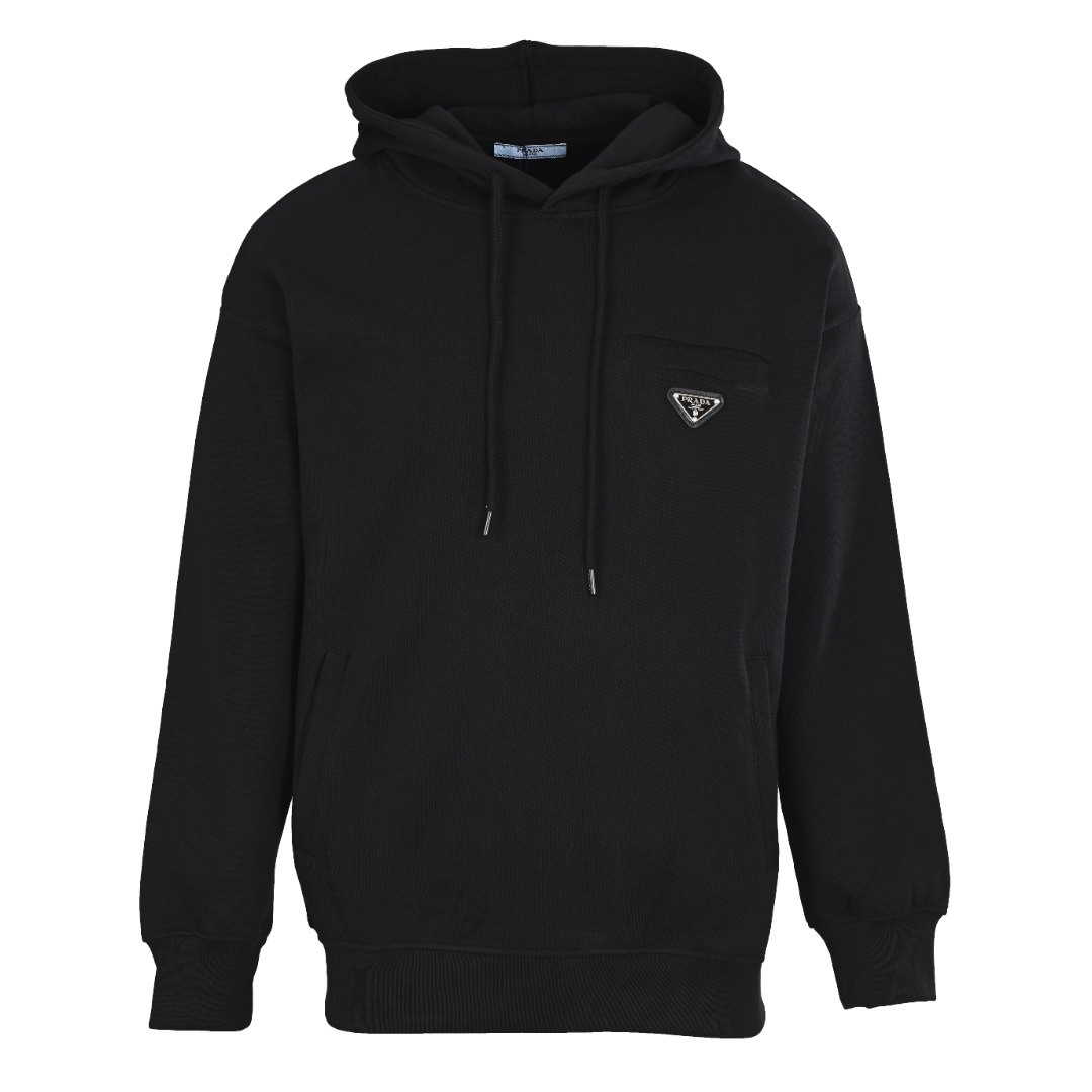 正品级💰370 Prada/普拉达PRD 假口袋三角铁标徽章连帽卫衣 经典款款我们最在意的就是面料和版型，P家经典修身版型，特殊立裁工艺， 上身线条流畅，不管偏胖或是胖瘦的身材，都能最大程度的得到修饰。 420克重纯棉面料毛圈底定制32支2*2螺纹 成衣两遍水洗处理， 面料舒适亲肤无异感 定制定染面料 纺织密度高 垂感佳 不易变形， 厚织感加上紧密纺纱工艺 不会影响卫衣的透气性 成色的饱和度很高 ， 胸前侧边假口袋三角铁标徽章，搭配大袋鼠口袋，厚度给足，又能做到柔软舒适， 上身就知道是顶级牛货。男女同款，正常版型，低调气质单品。 颜色：黑色、白色 Size：XS-L