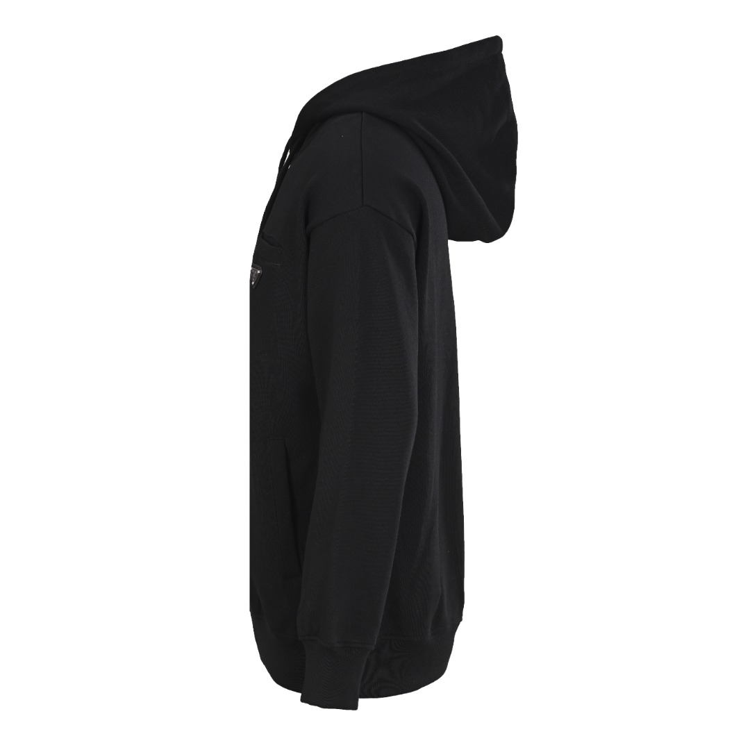 正品级💰370 Prada/普拉达PRD 假口袋三角铁标徽章连帽卫衣 经典款款我们最在意的就是面料和版型，P家经典修身版型，特殊立裁工艺， 上身线条流畅，不管偏胖或是胖瘦的身材，都能最大程度的得到修饰。 420克重纯棉面料毛圈底定制32支2*2螺纹 成衣两遍水洗处理， 面料舒适亲肤无异感 定制定染面料 纺织密度高 垂感佳 不易变形， 厚织感加上紧密纺纱工艺 不会影响卫衣的透气性 成色的饱和度很高 ， 胸前侧边假口袋三角铁标徽章，搭配大袋鼠口袋，厚度给足，又能做到柔软舒适， 上身就知道是顶级牛货。男女同款，正常版型，低调气质单品。 颜色：黑色、白色 Size：XS-L