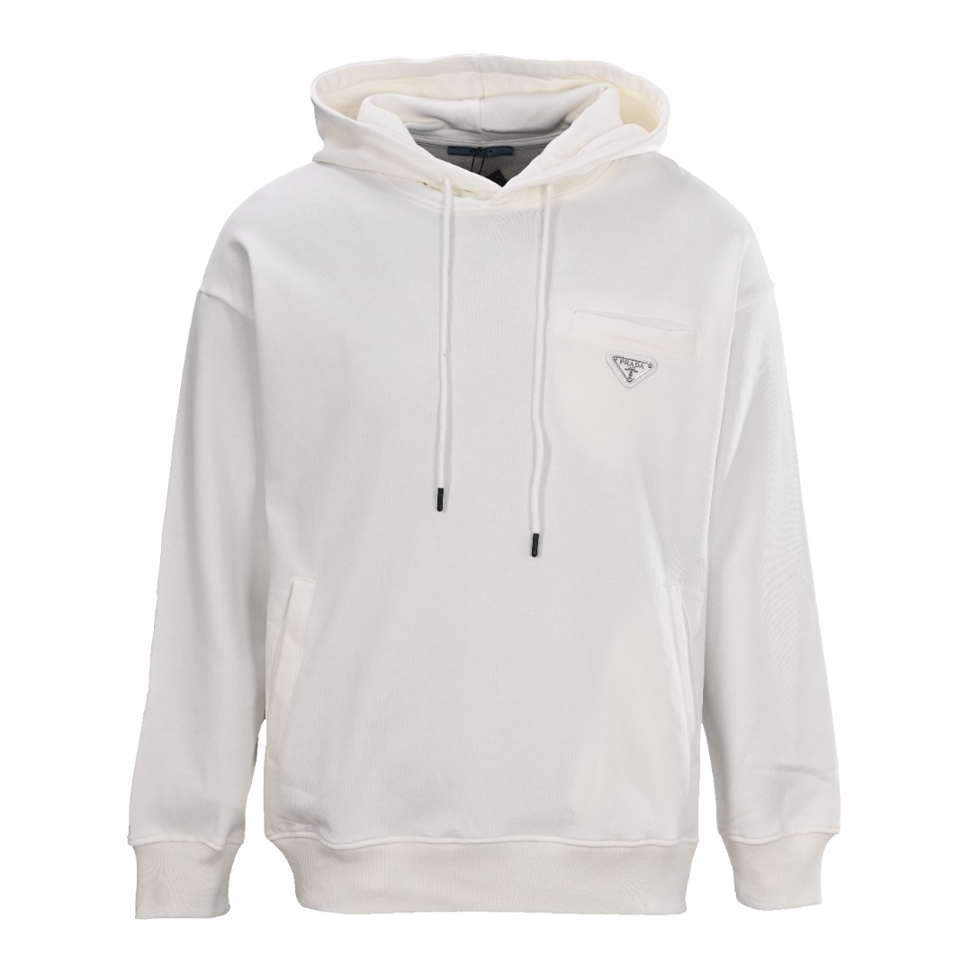 正品级💰370 Prada/普拉达PRD 假口袋三角铁标徽章连帽卫衣 经典款款我们最在意的就是面料和版型，P家经典修身版型，特殊立裁工艺， 上身线条流畅，不管偏胖或是胖瘦的身材，都能最大程度的得到修饰。 420克重纯棉面料毛圈底定制32支2*2螺纹 成衣两遍水洗处理， 面料舒适亲肤无异感 定制定染面料 纺织密度高 垂感佳 不易变形， 厚织感加上紧密纺纱工艺 不会影响卫衣的透气性 成色的饱和度很高 ， 胸前侧边假口袋三角铁标徽章，搭配大袋鼠口袋，厚度给足，又能做到柔软舒适， 上身就知道是顶级牛货。男女同款，正常版型，低调气质单品。 颜色：黑色、白色 Size：XS-L