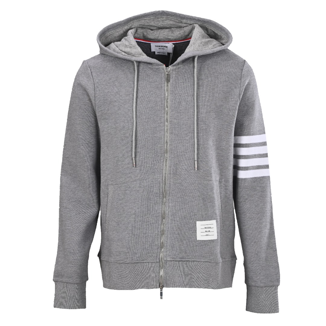 正品级 THOM BROWNE/汤姆布朗TB 水波纹华夫格拉链外套 定织纺染采用420克(洗后455克)全棉华夫格材质,手臂4bar循环面料纯手工拼接,定制红白蓝织带2.5cm,定制150克单面平纹帽里布袋布,定织全棉螺纹包含(帽口、袖口、下巴、袋唇).定制四方尺码标,大厂出品非常考验做工,上身舒爽透气,舒适自然,细节质感非常好,重磅单品,代购首选版本! Size:1-4