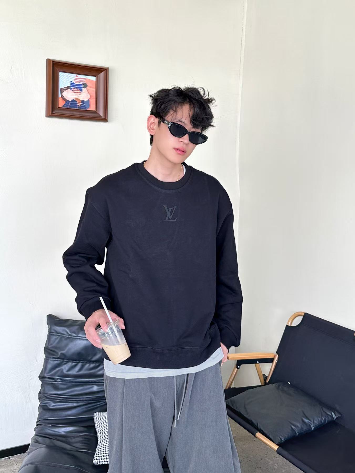 LOUIS VUITTON/路易威登LV 硅胶小标圆领卫衣 上身参考