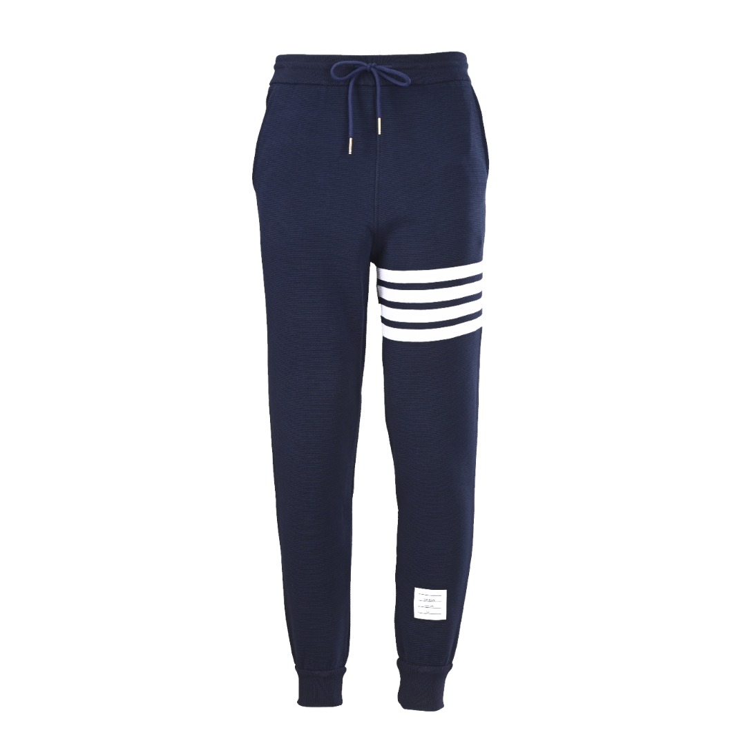 正品级 THOM BROWNE/汤姆布朗TB 水波纹华夫格竖腿长裤 定织纺染采用420克(洗后455克)全棉华夫格材质,手臂4bar循环面料纯手工拼接,定制红白蓝织带2.5cm,定制150克单面平纹帽里布袋布,定织全棉螺纹包含(帽口、袖口、下巴、袋唇).定制四方尺码标,大厂出品非常考验做工,上身舒爽透气,舒适自然,细节质感非常好,重磅单品,代购首选版本! Size:1-4