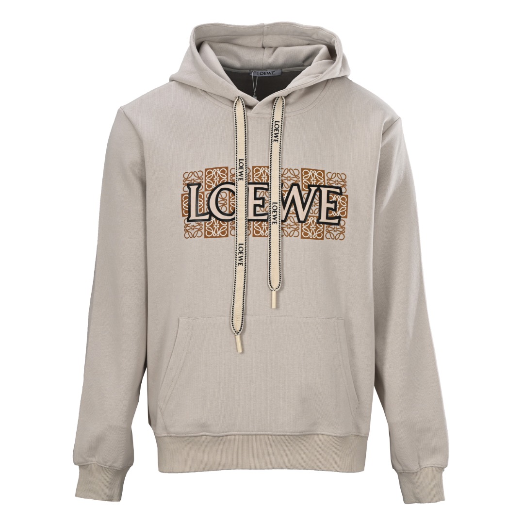 正品级 Loewe/罗意威 镂空压胶字母连帽卫衣 罗意威带帽卫衣,采用86%棉混纺面料,柔软透气兼顾挺括感,正肩立体裁剪裁赋予身体自由,加厚棉质内里包裹温暖,超大立体斜插口袋设计,兼顾随手插兜的率性姿态与随身物件的安全感.可调节字母宽绳连帽设计,金属挂饰垂坠于抽绳末端,胸口采用三重工艺,数码印花将品牌经典LOGO图案印于胸口,激光切割成型的西班牙小牛皮字母,0.2mm超薄剖面通过高温压胶与卫衣面料无缝贴合.每块皮料边缘保留激光特有的碳化痕迹,采用21支蜂巢结构棉质华夫格,凹凸肌理恰好承载激光雕刻的字母阴影,形成的立体断层效果.