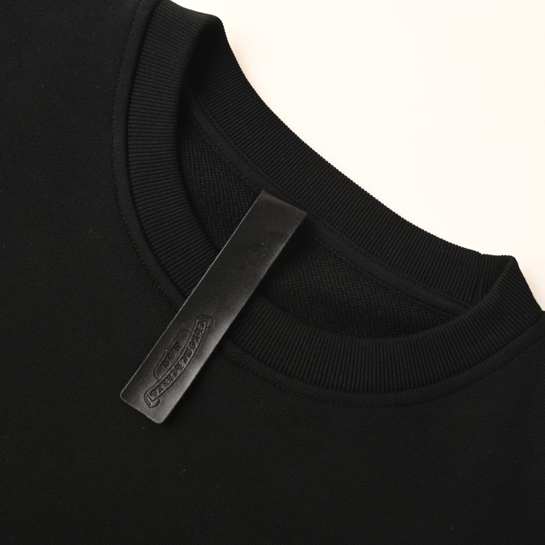 正品级 CHROME HEARTS/克罗心CH 皮标十字架贴饰刺绣圆领卫衣 CH24秋冬新款贴皮十字架花簇卫衣,克罗心带有中世纪的宗教精神, 那么十字架图案便必不可缺,立体皮标缝制的十字架图案遍布满身各个位置, 整体衣服搭配了同色皮标,显得简约大气,提成了档次感, 可以满足潮流达人追求低调奢华的炫酷风格.430克全棉毛圈,无性别限定,正品级! 颜色:黑色,白色