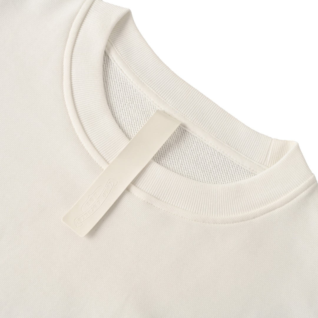 正品级 CHROME HEARTS/克罗心CH 皮标十字架贴饰刺绣圆领卫衣 CH24秋冬新款贴皮十字架花簇卫衣,克罗心带有中世纪的宗教精神, 那么十字架图案便必不可缺,立体皮标缝制的十字架图案遍布满身各个位置, 整体衣服搭配了同色皮标,显得简约大气,提成了档次感, 可以满足潮流达人追求低调奢华的炫酷风格.430克全棉毛圈,无性别限定,正品级! 颜色:黑色,白色