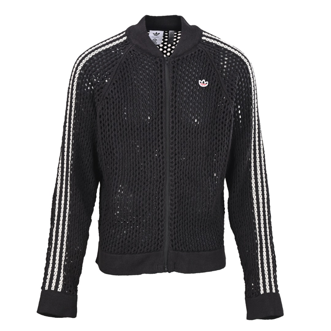 正品级💰440 Adidas/阿迪达斯 X Clot联名系列镂空夹克外套 此次联名以“松弛感”为核心理念,制造工艺与当代街头服饰美学相结合,创造出一种既复古又现代的独特风格。完美体现传统工艺的精髓与街头文化的融合。保持经典的同时,又具有鲜明的个性和时尚感。而镂空的设计则进一步体现了松弛轻盈之感。两层设计不仅保证了透气性,还通过独特的镂空网格呈现出一种若隐若现的朦胧美感。 Size:M-XXL