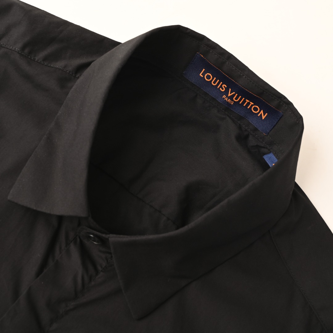 正品级💰350 LOUIS VUITTON/路易威登LV 1854三花烫画印花长袖衬衫 采用70支人丝府绸布，表面做丝光工艺，手感比较光滑。该款采用德国最新埋夹机制做而成，领口反领立体做法，双边门禁高分位坎法，口袋定位剪裁，烫画印花工艺，纽扣圆孔4眼，三标辅料同步配齐。做工保证、针距细密、走线整齐，品牌工厂流水线生产，男女同款！ Size:S-XL