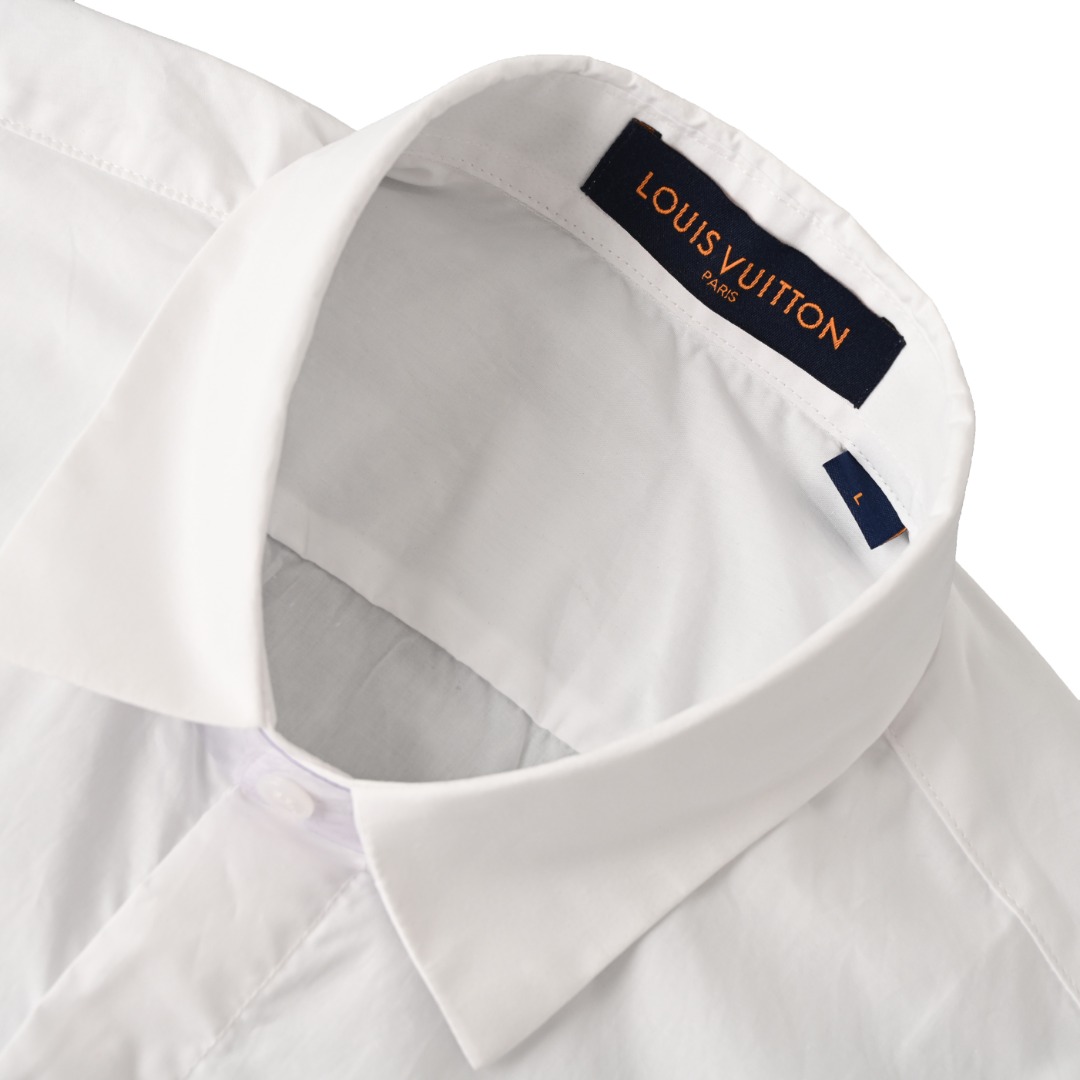 正品级💰350 LOUIS VUITTON/路易威登LV 1854三花烫画印花长袖衬衫 采用70支人丝府绸布，表面做丝光工艺，手感比较光滑。该款采用德国最新埋夹机制做而成，领口反领立体做法，双边门禁高分位坎法，口袋定位剪裁，烫画印花工艺，纽扣圆孔4眼，三标辅料同步配齐。做工保证、针距细密、走线整齐，品牌工厂流水线生产，男女同款！ Size:S-XL