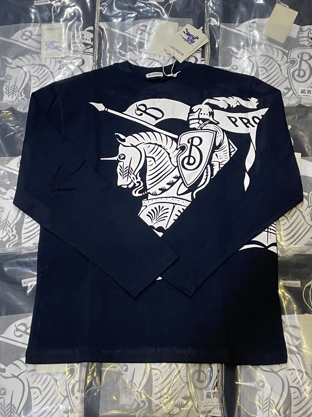 BURBERRY BBR Camiseta de manga larga con estampado de caballo de guerra y top de algodón Azul marino Producto grande Ti…