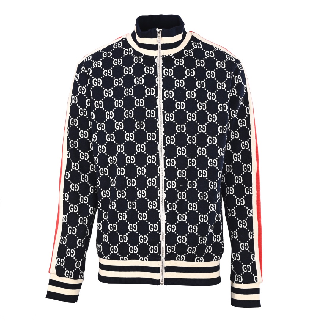 正品级 Gucci/古驰GUC 满印提花Logo套装外套 Guc系列套装火到不行,面料为订织定染满印Logo,整件衣服定位裁剪,门襟左右G对位,区别市面不对位的G的快餐版本侧边为定织米黄色织带,面料柔软细腻,全套定制辅料,内口袋有包边,主唛为手工缝制,拉链头为开模亮色大拉头,钢印Logo清晰,ZP级别顶级品质.