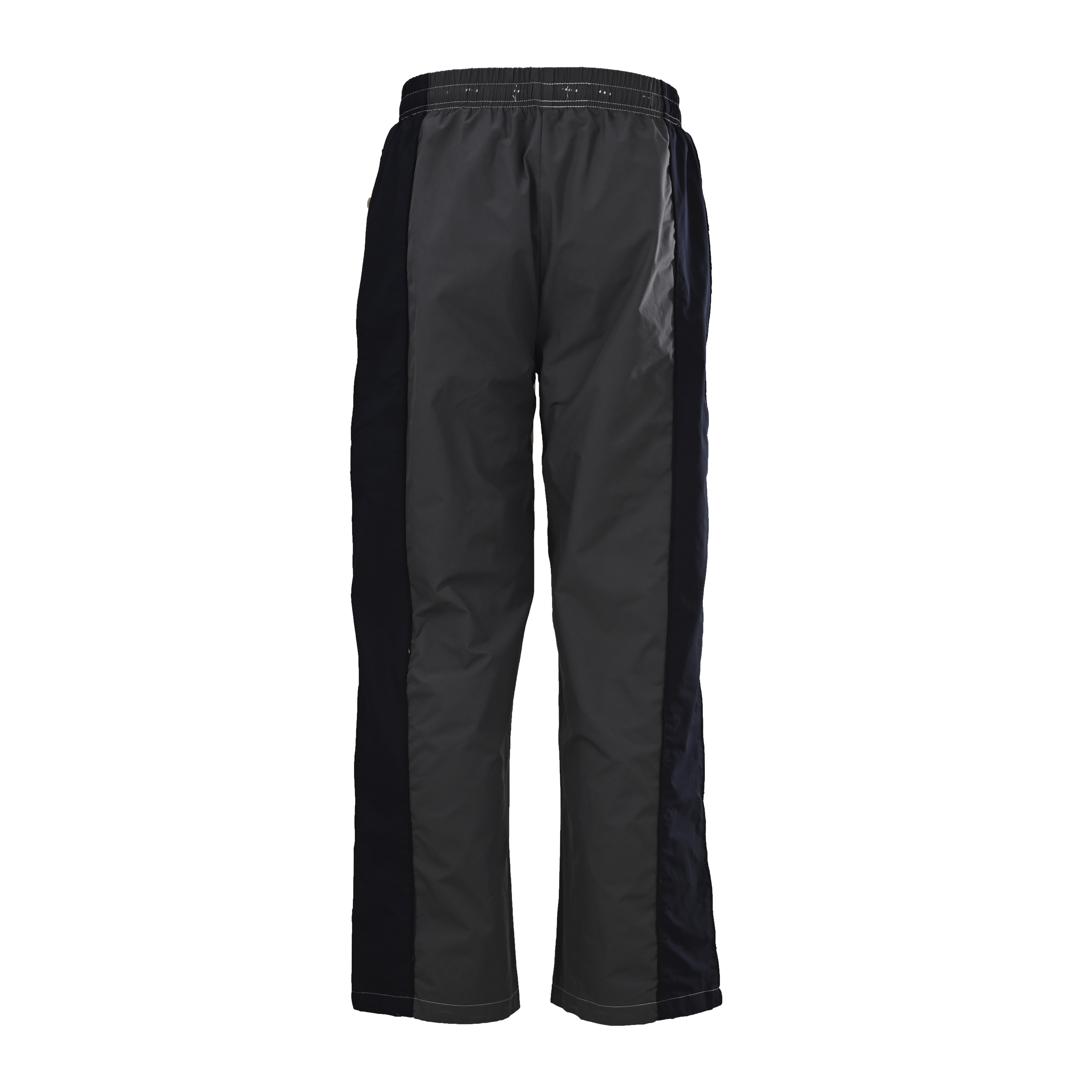 正品级💰430
BALENCIAGA巴黎世家BLCG 白灰双拼破坏运动套装长裤
本产品选择高品质的PET切片聚酯纤维作为纺丝原料,确保其具有稳定的化学和物理性能。采用高速纺丝工艺,将PET切片通过熔融、过滤、喷丝板挤出等步骤制成POY(预取向丝)或FDY(全拉伸丝)。这些长丝产品具有高断裂强度、高弹性模量、优异的热定型性、良好的回弹性能以及耐热、耐光、耐腐蚀和易洗快干等特点。采用经典的水洗做旧工艺,经过精心打磨,呈现出独特的磨白效果,展现出历经时光沉淀的复古韵味。这种工艺通过特定的洗水方式处理,使成衣达到某种视觉和触觉效果,赋予衣物一种陈旧、磨损的感觉。男女同款
Size:44 46 48 50