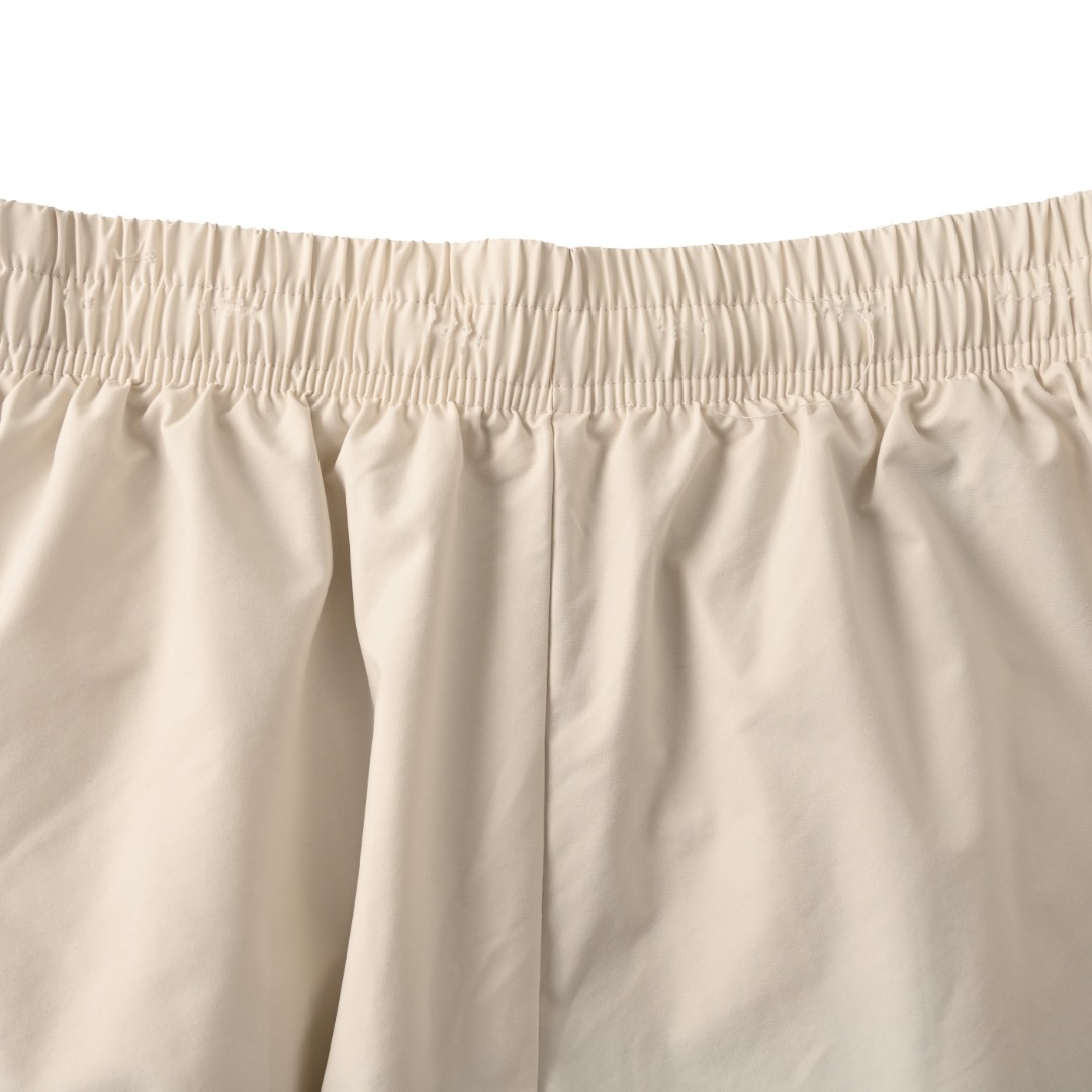 正品级💰430
BALENCIAGA巴黎世家BLCG 白灰双拼破坏运动套装长裤
本产品选择高品质的PET切片聚酯纤维作为纺丝原料,确保其具有稳定的化学和物理性能。采用高速纺丝工艺,将PET切片通过熔融、过滤、喷丝板挤出等步骤制成POY(预取向丝)或FDY(全拉伸丝)。这些长丝产品具有高断裂强度、高弹性模量、优异的热定型性、良好的回弹性能以及耐热、耐光、耐腐蚀和易洗快干等特点。采用经典的水洗做旧工艺,经过精心打磨,呈现出独特的磨白效果,展现出历经时光沉淀的复古韵味。这种工艺通过特定的洗水方式处理,使成衣达到某种视觉和触觉效果,赋予衣物一种陈旧、磨损的感觉。男女同款
Size:44 46 48 50