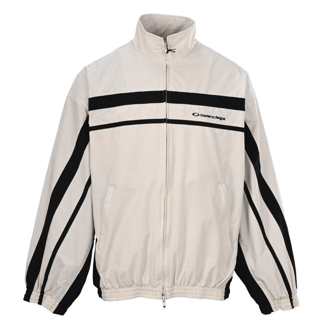 正品级💰510
BALENCIAGA巴黎世家BLCG 白灰双拼破坏运动套装外套
本产品选择高品质的PET切片聚酯纤维作为纺丝原料，确保其具有稳定的化学和物理性能。采用高速纺丝工艺，将PET切片通过熔融、过滤、喷丝板挤出等步骤制成POY（预取向丝）或FDY（全拉伸丝）。这些长丝产品具有高断裂强度、高弹性模量、优异的热定型性、良好的回弹性能以及耐热、耐光、耐腐蚀和易洗快干等特点。采用经典的水洗做旧工艺，经过精心打磨，呈现出独特的磨白效果，展现出历经时光沉淀的复古韵味。这种工艺通过特定的洗水方式处理，使成衣达到某种视觉和触觉效果，赋予衣物一种陈旧、磨损的感觉。男女同款 
Size：44  46  48  50（XS-L）
