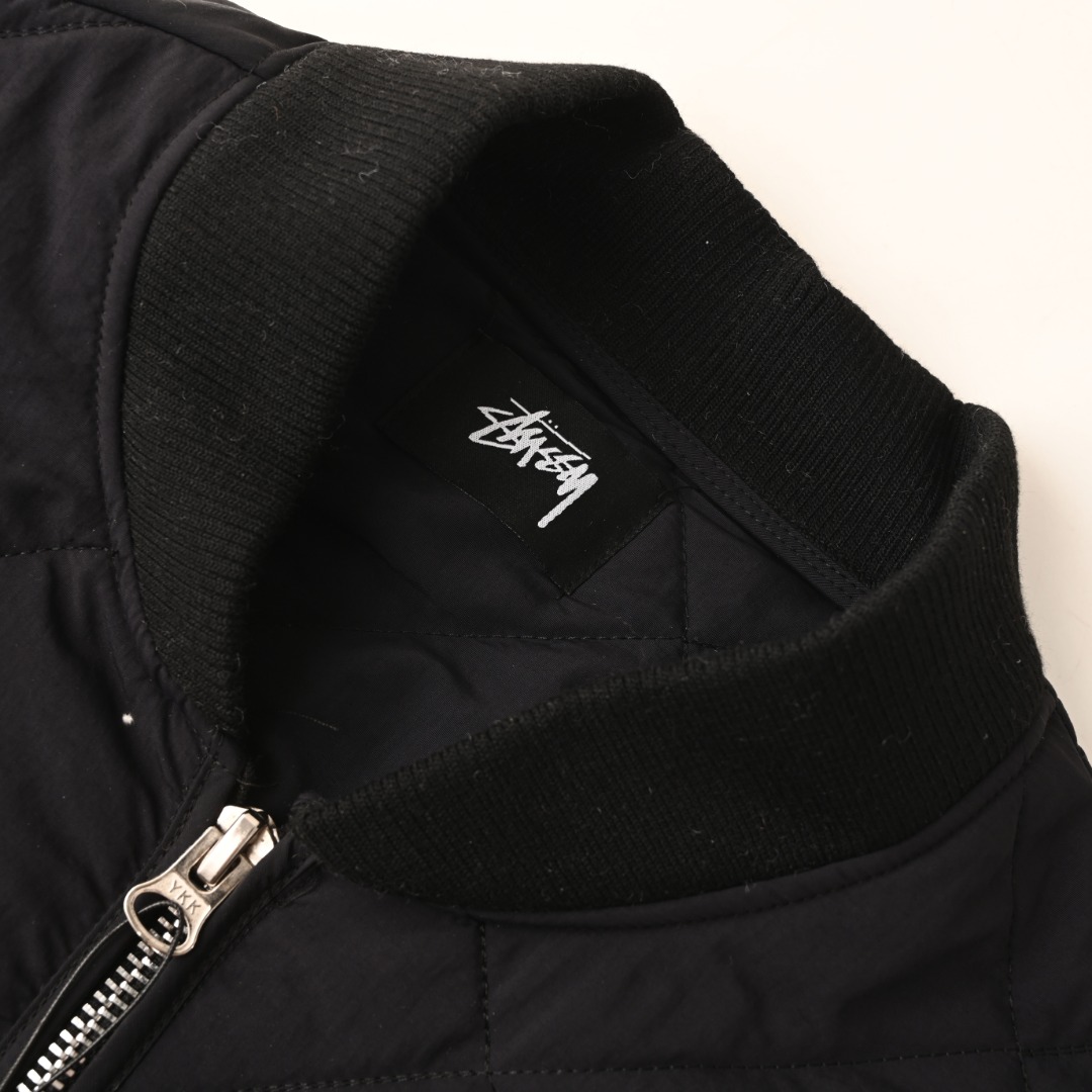 正品级💰420
STUSSY斯图西 23FW 黑8台球拉链棉服夹克外套
🎱 BALL QUILTED LINER JACKET 首先,先讲讲工艺,整件衣服全部菱形格子都要对位,需要一件件手工裁剪才行,整整耗时七天才能裁完。
全包边设定,等于一个拼接位要车缝三次!!!
先打边收口,再用原身布两边包起来,好看是好看,要花费三倍的时间,工钱也是三倍
后幅的黑8绣花,是先做好一个绣花章,再缝上去的。采用了羊毛混涤纶的面料,比纯涤纶要贵两倍,但手感舒服且柔软。整体也是比较软的,后背不会有硬硬的异物感
采用正品YKK拉链,顶普通的无牌拉链3条有多了。YKK官方测试实用一万次无损,上下拉合非常顺滑不拉扯。
领子采用和原版一致的羊毛混纺材质,硬挺有型,不会松松垮垮的
颜色:黑色 卡其色 绿色
Size:M-XXL