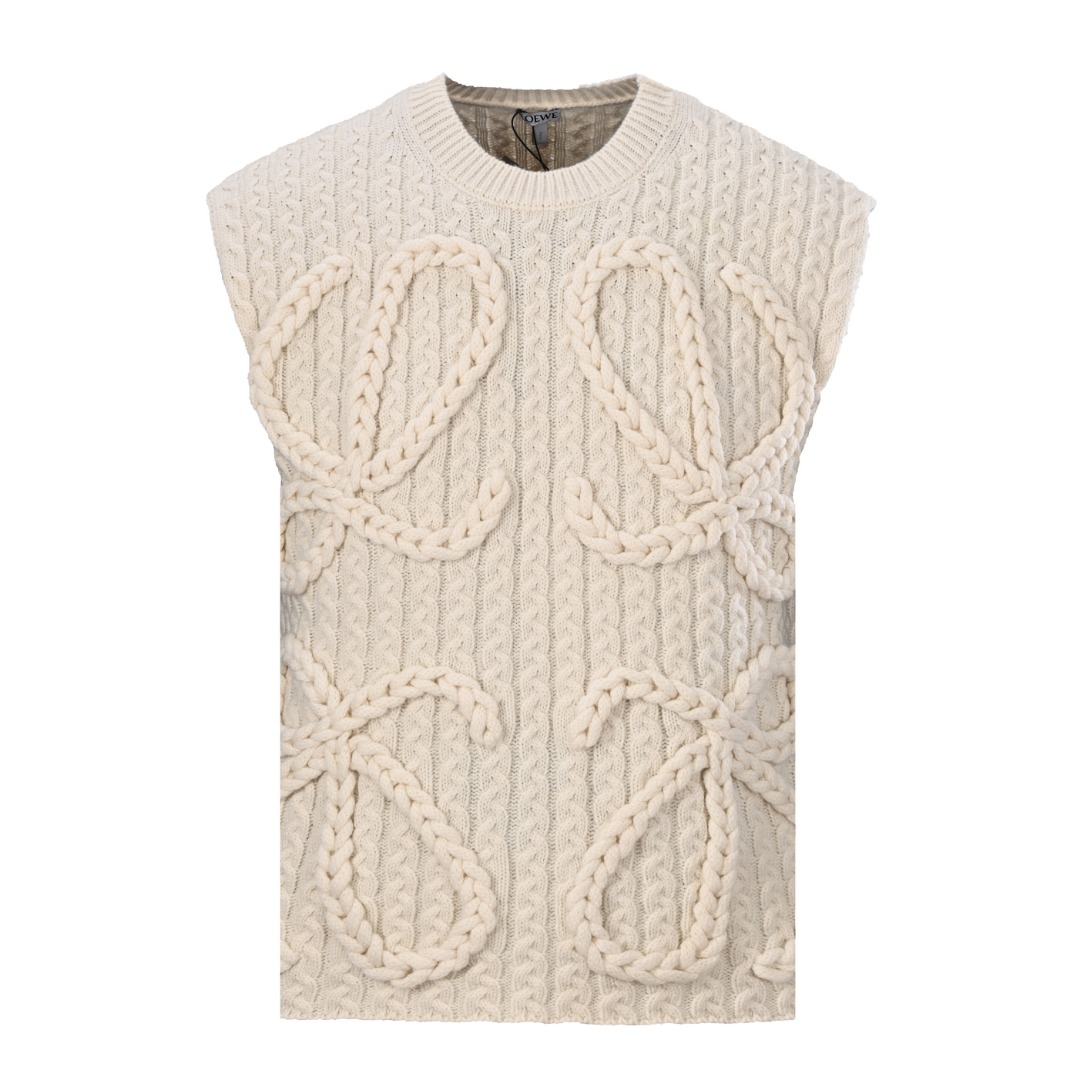 正品级💰378 LOEWE罗意威 Anagram 麻花编织毛衣背心 定织丝光羊毛浮雕针织毛料，厚重扎实，手摇专机浮雕花型工艺，全域扭绳编织带复合双工艺，整件服饰均采用扭绳+织带复合编织，逐行手工衔接，每编织1行需完成扭绳缠绕一织带穿插一针床复位3个步骤，编织一件成衣需累计200-300行 （耗时耗力 工价昂贵），成衣洗水加软去味工艺，通过专业的洗涤设备和特定的洗涤剂，对衣物进行深度清洁和去味处理，改善衣物的手感和外观，宽松版型 Size：S-XL