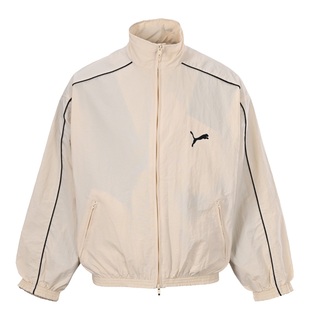 正品级💰440
BALENCIAGA巴黎世家BLCG X PUMA彪马 联名杏色拼接冲锋衣夹克外套
轻奢主义 男女日常通勤穿搭必备单品  正确版本  欢迎对比
详细特征
· 定制再生尼龙面料  轻微压皱工艺
· 面料经过防水涂层工艺
· 内里采用三级聚酯鸟眼网布
· OS超宽松廓型设计
· 侧面拉链口袋  小高立领设计
· 下摆松紧收腰设计
· 开模定制五金拉链  冲锋衣双拉头设计
· 田岛高速绣花机机绣十万针立体绣花工艺
· 原版主唛水洗吊牌品牌包装
   颜色：杏色
   Size:46-52