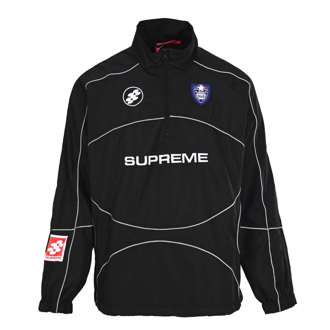 正品级 Supreme 刺绣徽标半拉链反光条夹克外套 订做足球网格面料 一身原装进口3M反光条 原装Ykk拉链 上身效果炸裂💥 衣服两侧有里兜 下摆松紧设计 可自由调节 胸前万针刺绣 紧密有型 里面网布定制 细腻同原版一致 细节 辅料 配置到顶 区别市面错版(里布、拉链、标 )