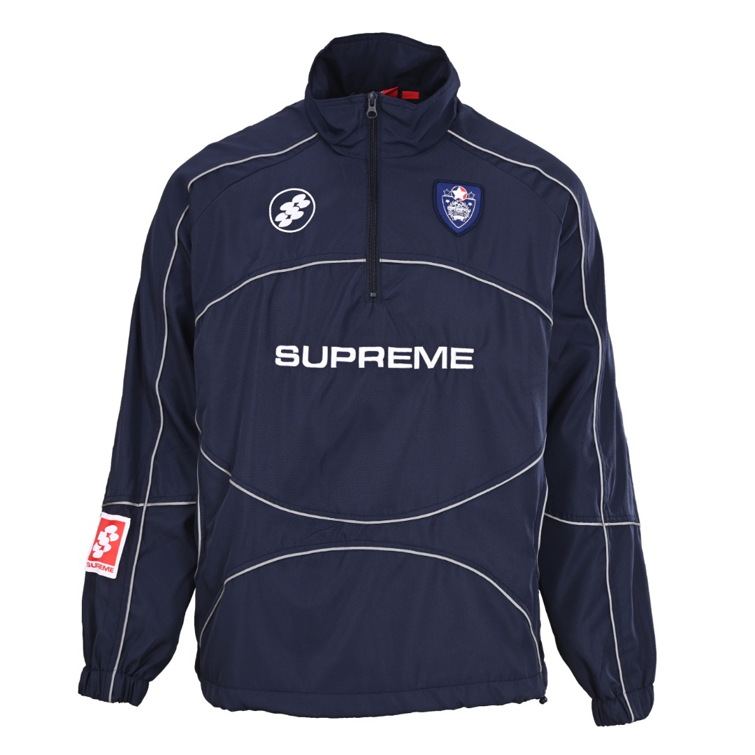 正品级 Supreme 刺绣徽标半拉链反光条夹克外套 订做足球网格面料 一身原装进口3M反光条 原装Ykk拉链 上身效果炸裂💥 衣服两侧有里兜 下摆松紧设计 可自由调节 胸前万针刺绣 紧密有型 里面网布定制 细腻同原版一致 细节 辅料 配置到顶 区别市面错版(里布、拉链、标 )