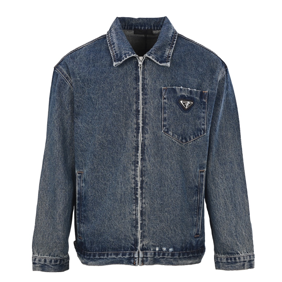 正品级💰460 PRADA/普拉达PRD 三角标复古水洗磨破拉链牛仔夹克外套 刘德华演唱会同款,采用丹宁牛仔布制作,经水洗然后破洞工艺,上身柔软, 全新定制logo拉链设计替代传统纽扣,非常独特新颖。 传统的牛仔夹克焕发新意,别致的尖领与凸显腰线的短裁廓形呈现现代设计风格。 线条简洁而鲜明,宽袖设计为衣身注入柔和气息。 有机牛仔面料经水洗工艺处理,平添复古风情。 •水洗牛仔面料 •衬衫领 •落肩袖,配钮扣式可调节袖口 •拉链拉合 •上部贴布口袋 •底部嵌线袋 Size:S-XL