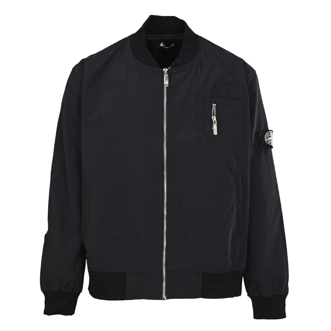 正品级💰460 Dior/迪奥CD X STONE ISLAND/石头岛 联名刺绣字母棒球服外套 定制定染纯棉混纺材质，质感很柔软，内里同样加一层混纺材质的里布，舒适透气。田岛刺绣工艺，叠加印花工艺，次品率奇高。 刺绣光泽度质感均对照原版，细节到位。隐藏式风帽设计，参考上身图。定制logo五金辅料，原版定制领标洗水唛。属于宽松版型，较为宽大的效果，上身宽松效果最佳。中性设计。 Size：XS-L