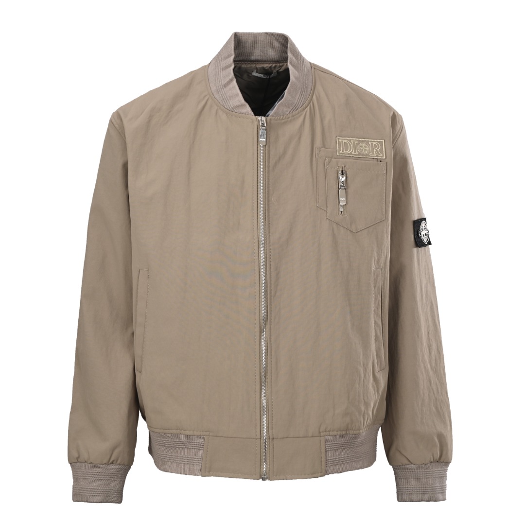 正品级💰460 Dior/迪奥CD X STONE ISLAND/石头岛 联名刺绣字母棒球服外套 定制定染纯棉混纺材质，质感很柔软，内里同样加一层混纺材质的里布，舒适透气。田岛刺绣工艺，叠加印花工艺，次品率奇高。 刺绣光泽度质感均对照原版，细节到位。隐藏式风帽设计，参考上身图。定制logo五金辅料，原版定制领标洗水唛。属于宽松版型，较为宽大的效果，上身宽松效果最佳。中性设计。 Size：XS-L