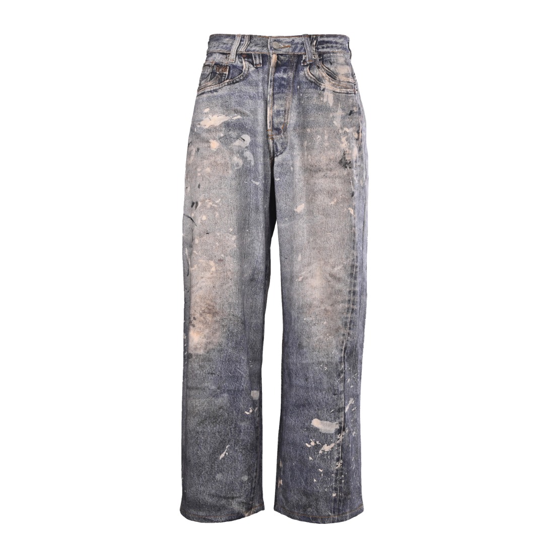 正品级💰370 ACNE STUDIOS 水洗宽松阔腿牛仔裤 重工艺水洗个性系列蓝靛色,这个颜色简直就是量身定制的 style,满满秋冬的feel。 设计简约的同时又非常个性后腰的真皮牌饰复古大气 尤其是卷边的设计更是一秒区别普通牛仔裤!近距离观看可以发现, 每一道工序,纹理都非常的精细完美。整体质感上身非常柔糯亲肤但却不会有任何软塌塌的感受好的牛仔面料真的很挺括,让牛仔裤上身时修身却不会太贴身,这样身材的些许不完美也不会凸显出来~ Size:28-34