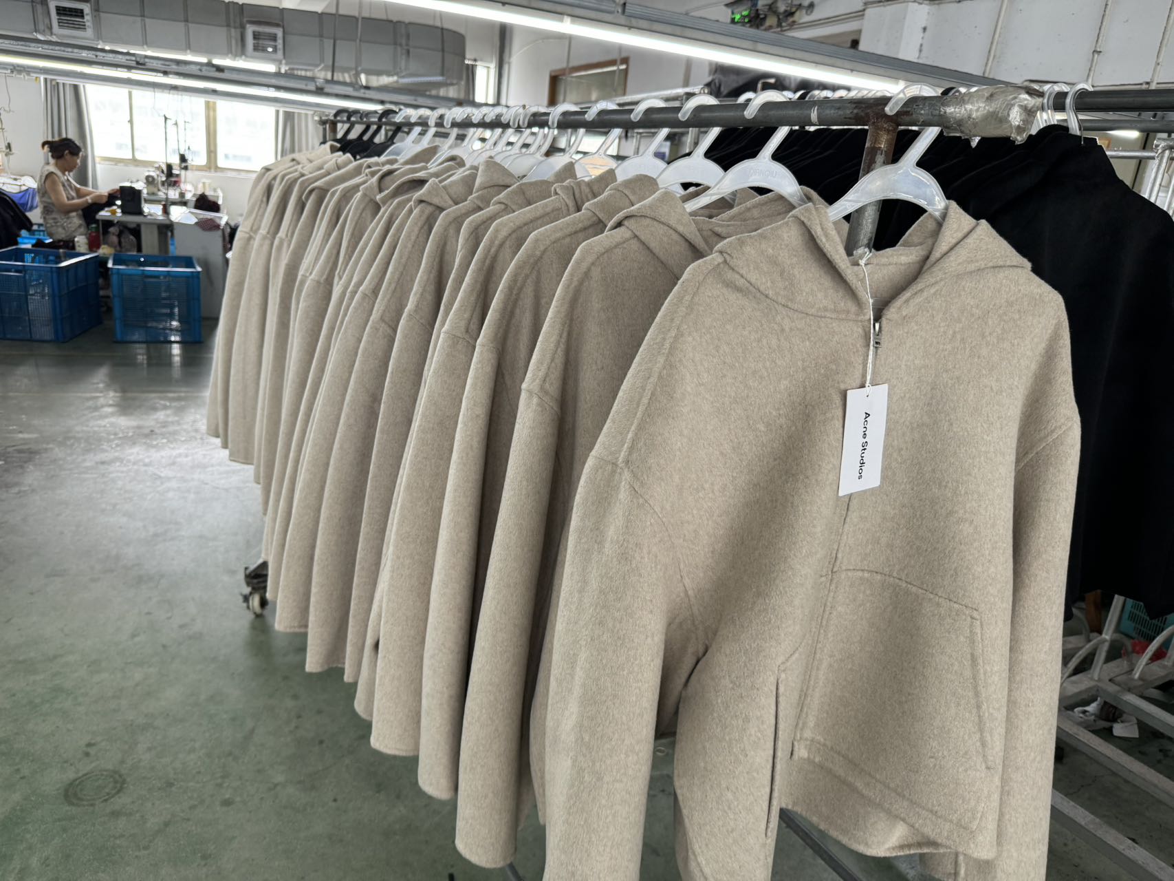 ACNE STUDIOS 双面羊绒连帽外套-燕麦色 生产工序