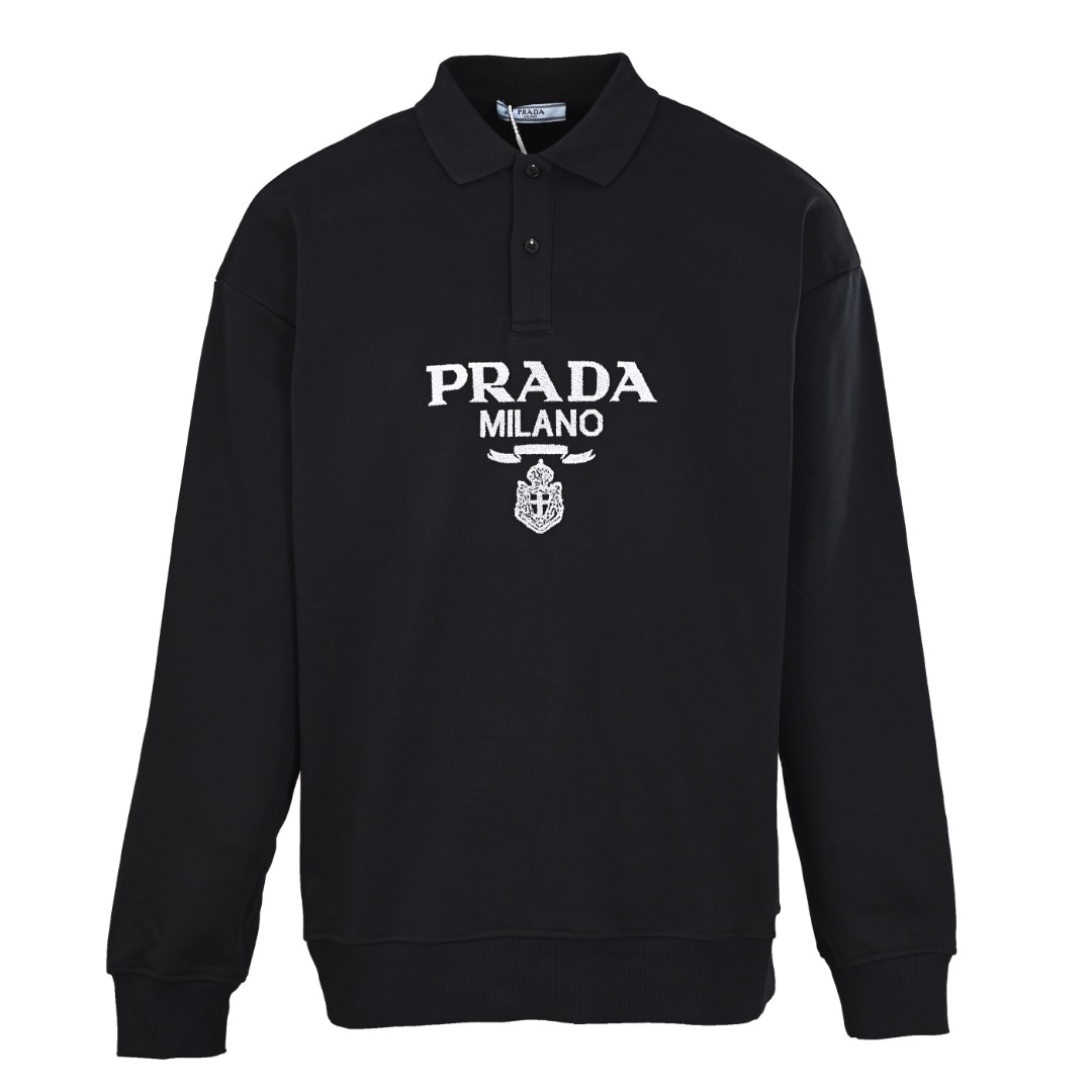 正品级💰350
Prada/普拉达PRD 毛巾绣Logo翻领卫衣
 480克纯棉双纱鱼鳞毛圈面料  
· 面部无尘烧毛工艺 底部吸毛 环保活性染 
· 采用提花刷绣工艺，工艺需线埋底线，后加工填毛工艺，高温烫毛，铲平定位
· 撞色字母微标彰显精致风范
· 纽扣采用天然树胶材料
· 螺纹针织衣领，袖口，底边
· 双针车线跨缝工艺
· 原版主唛水洗吊牌防潮纸包装
   颜色：灰色/黑色
Size:S-XL